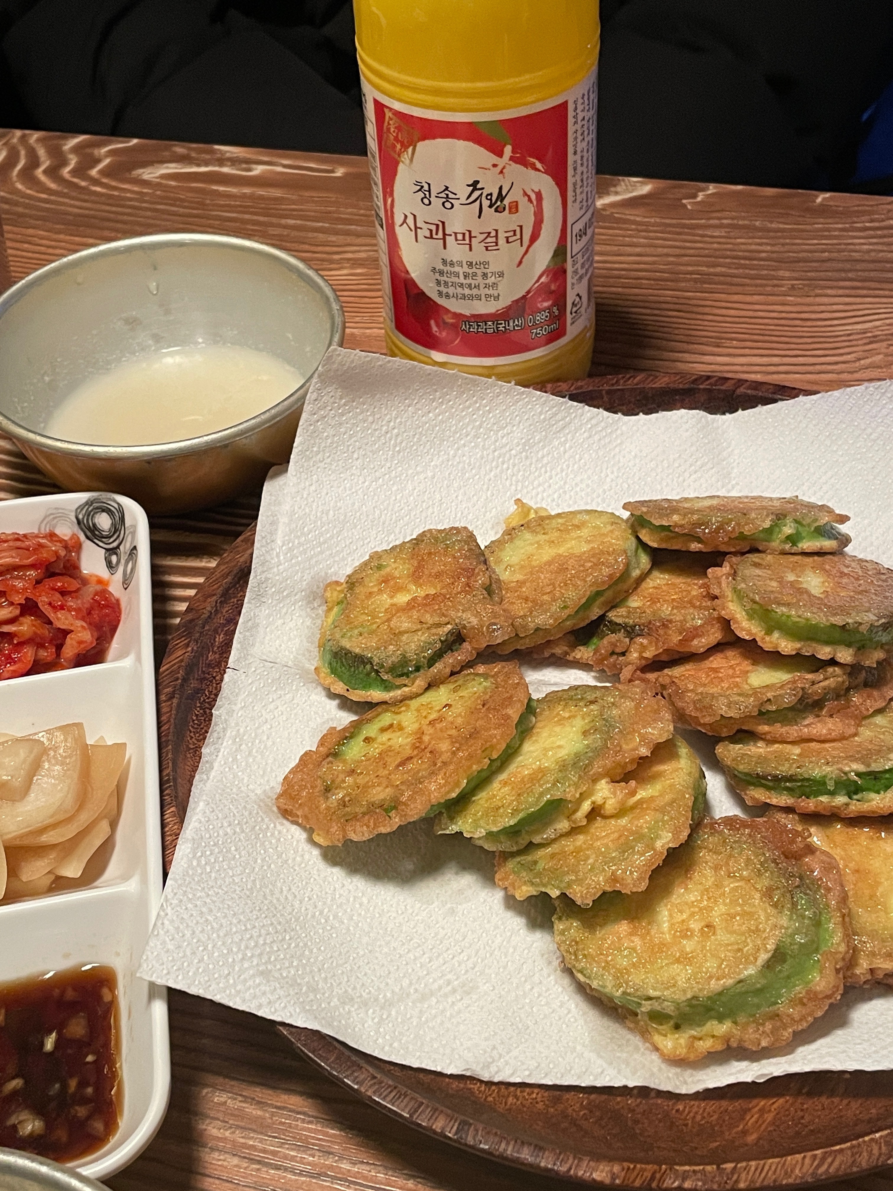 예전에는 기본 안주로 순두부도 줬던 거 같은데 없어서 아쉬웠어요ㅠㅠ 하지만 전도 맛있고 분