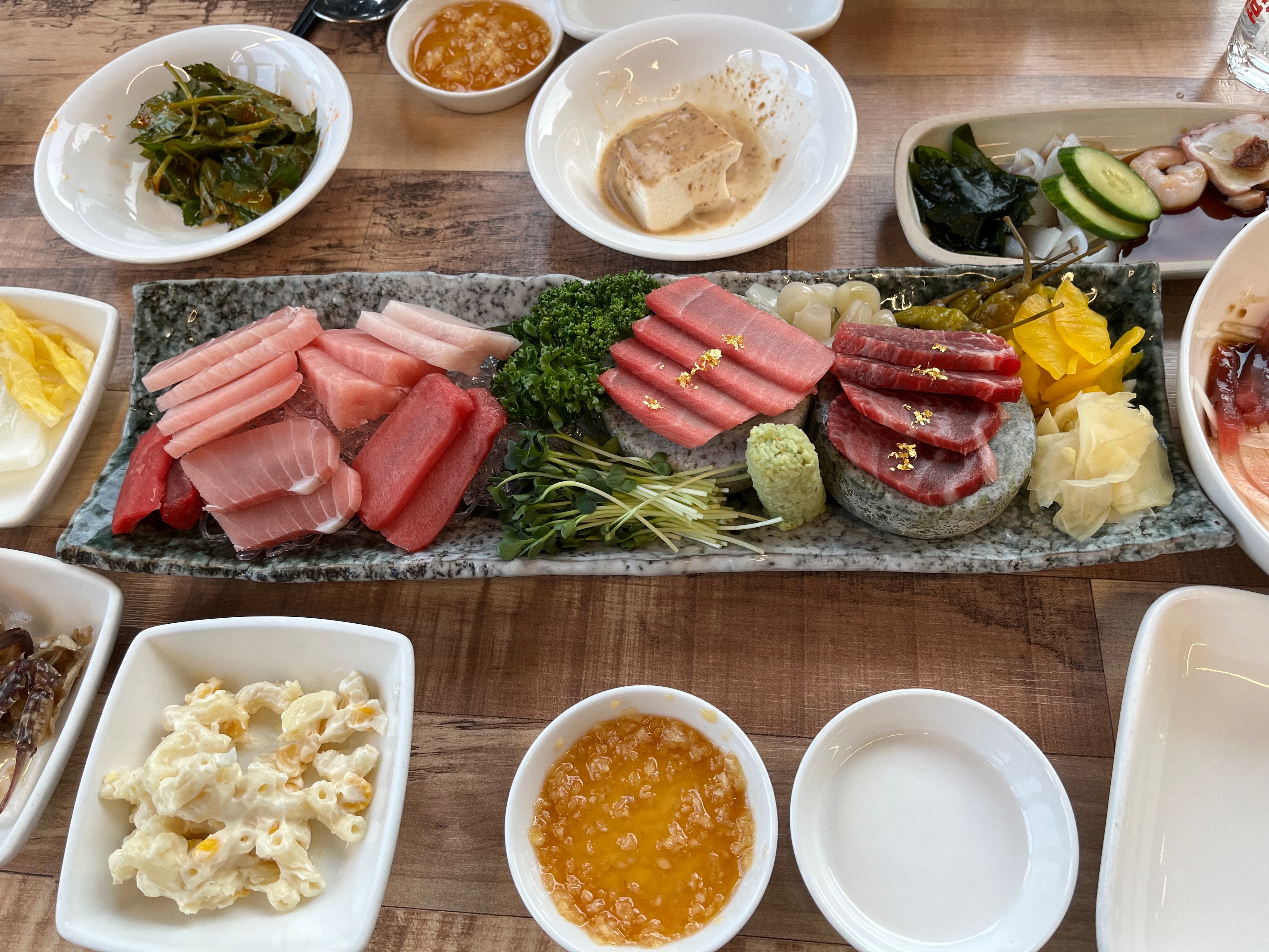 처음부터 마지막까지 나오는 모든 음식들이 다 맛있었습니다 가장즁요한 참치도 최고 였습니다💗