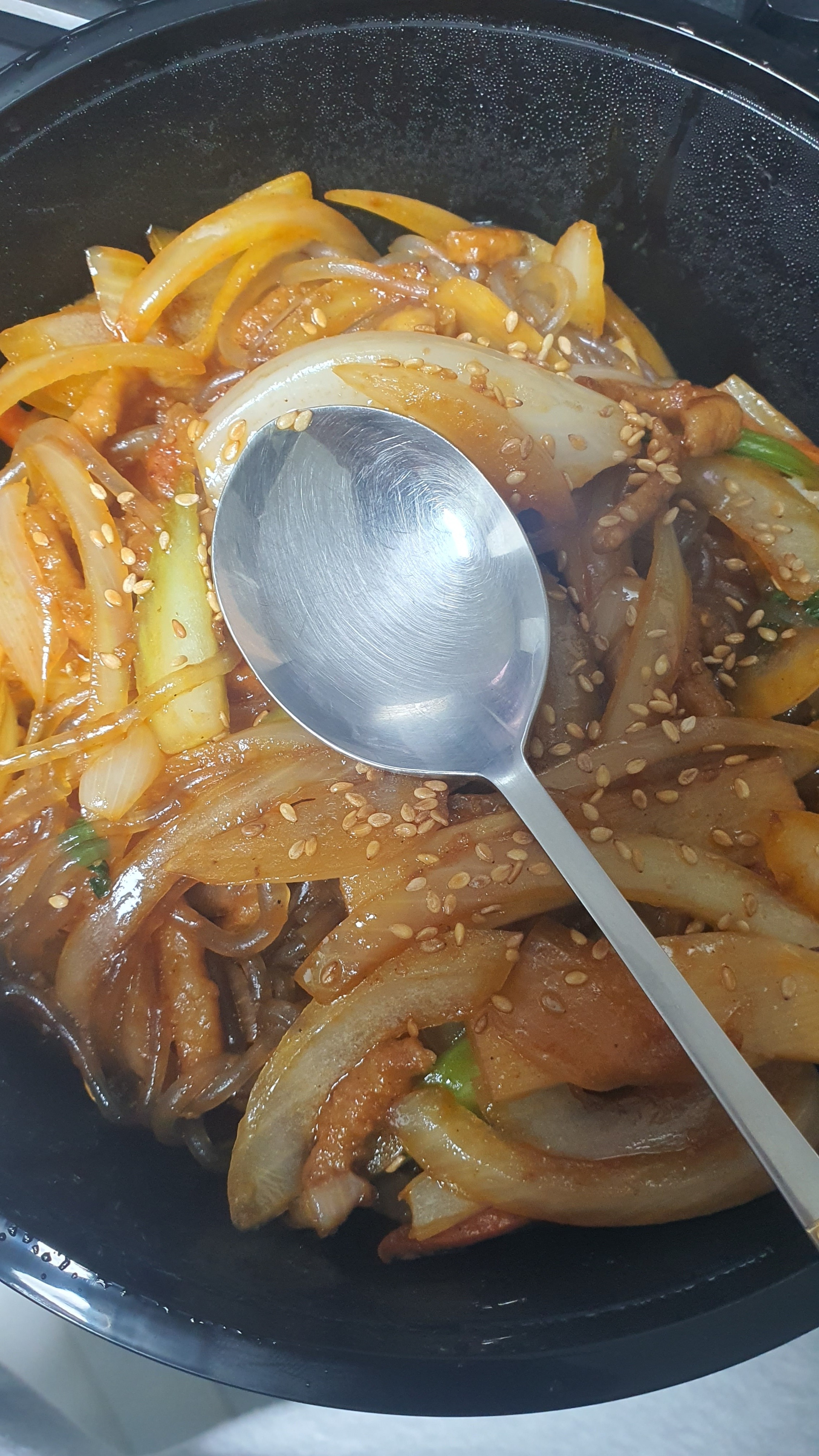 사진이 좀 그런데 잡채밥 맛있네요. 다른데는 떡져가지고 진짜 별로인 기억만 많은데 여기는