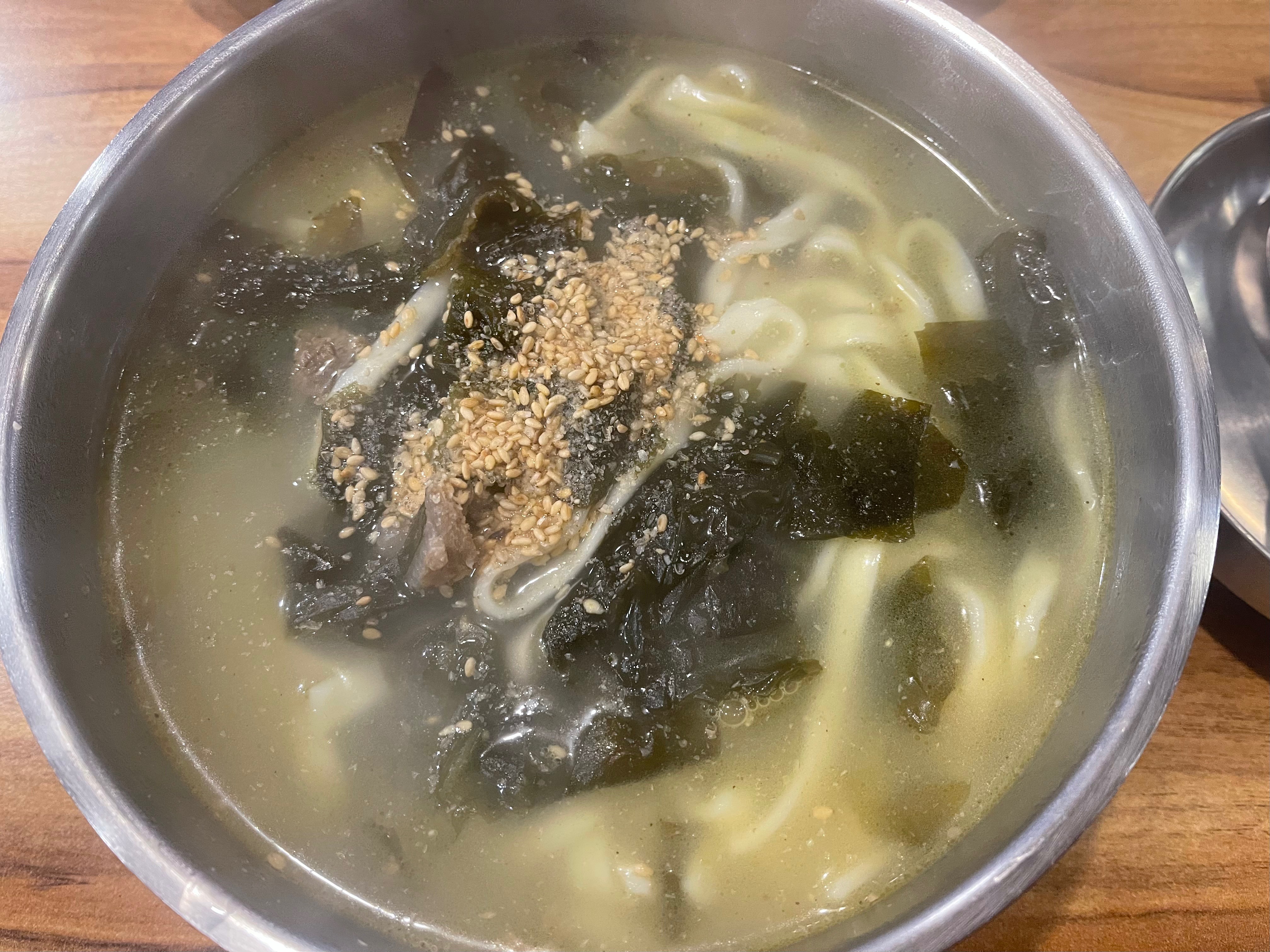 미역 칼국수 부담없이 개운하고 독특하네요! - 경포대 맛집 경포칼국수