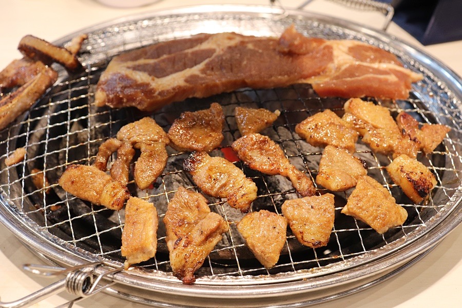 리뉴얼 후에 처음 가봤는데 너무 좋았어요! 돼지갈비는 여전히 맛있고 셀프바 구성도 너무 알
