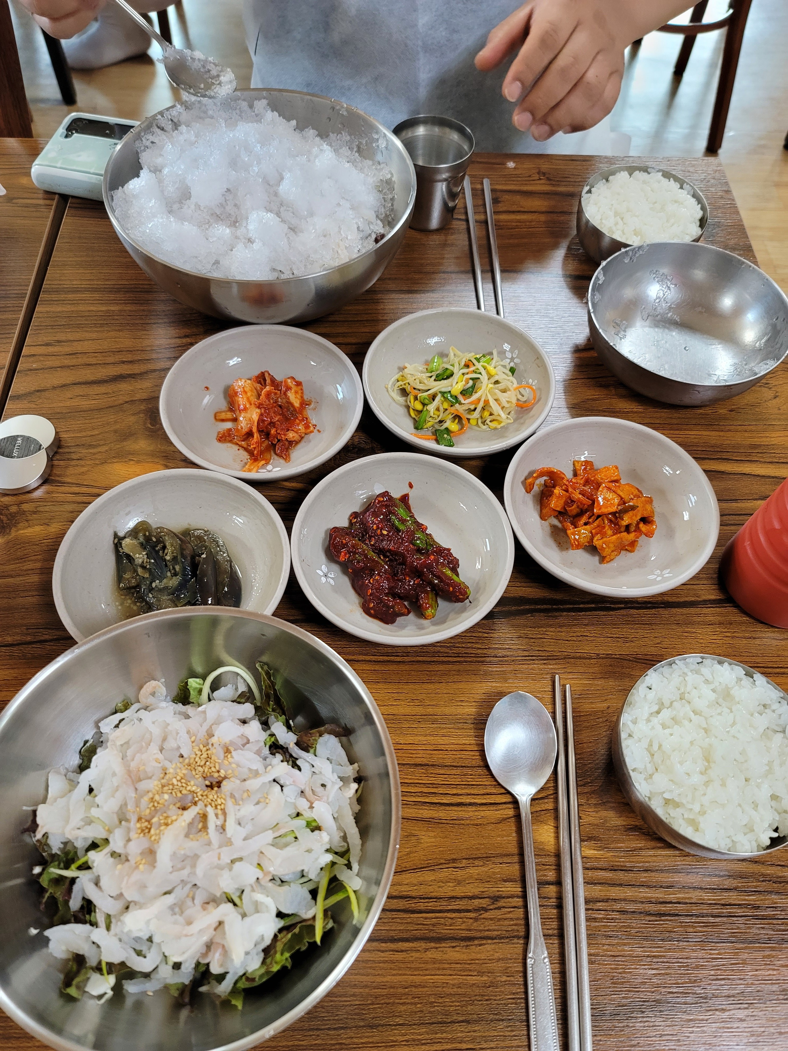 물회랑 회덮밥먹었어요 밑반찬들이 죄다맛있었고 물회는밍밍하다싶으면 저고추절임양념이랑 초장좀넣