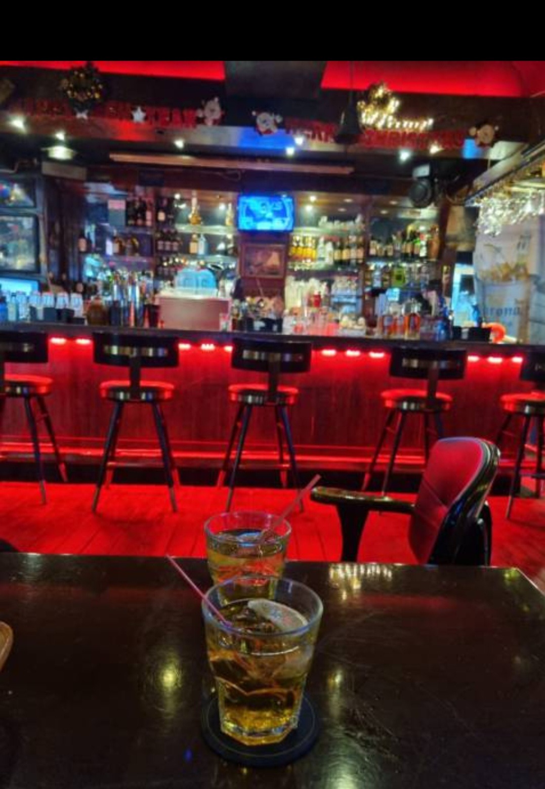 칵테일 맛있어요.음악도 좋구요.술취해서 친구가 선물한 붉은 목도리 놓구왔는데 누군가 잘 쓰