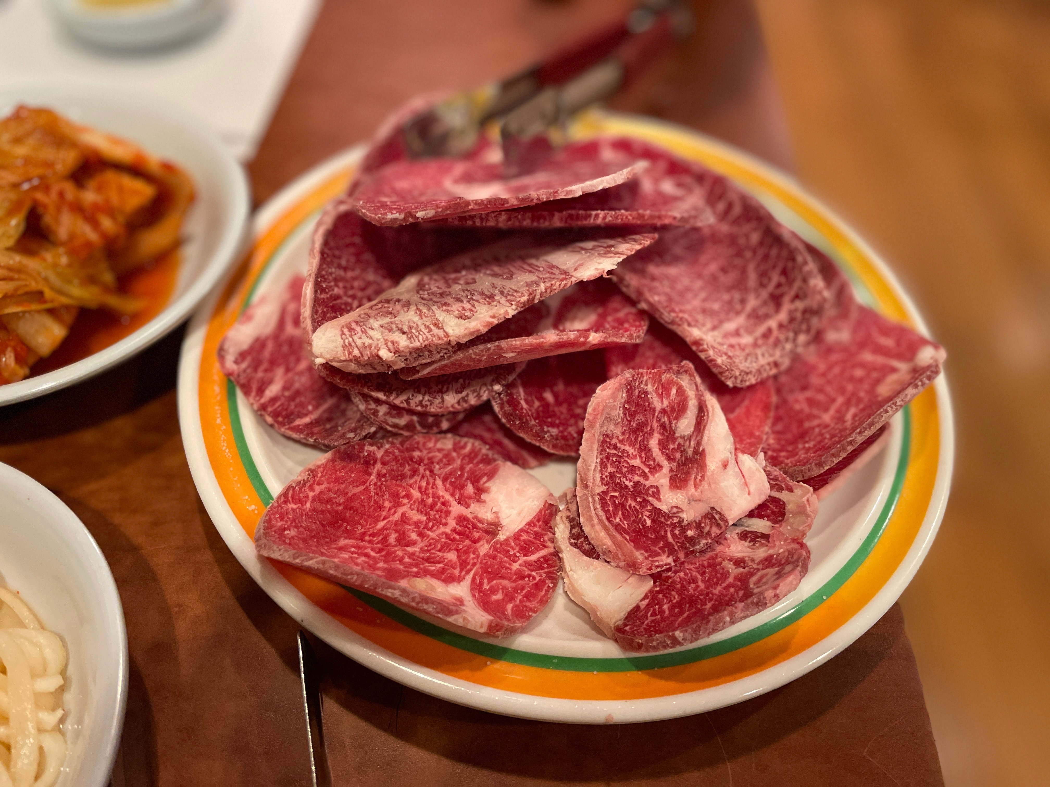 냉동 등심이라 냉장 등심보다 고기가 더 맛있다고는 할 수 없지만, 된장국이랑 반찬들때문에