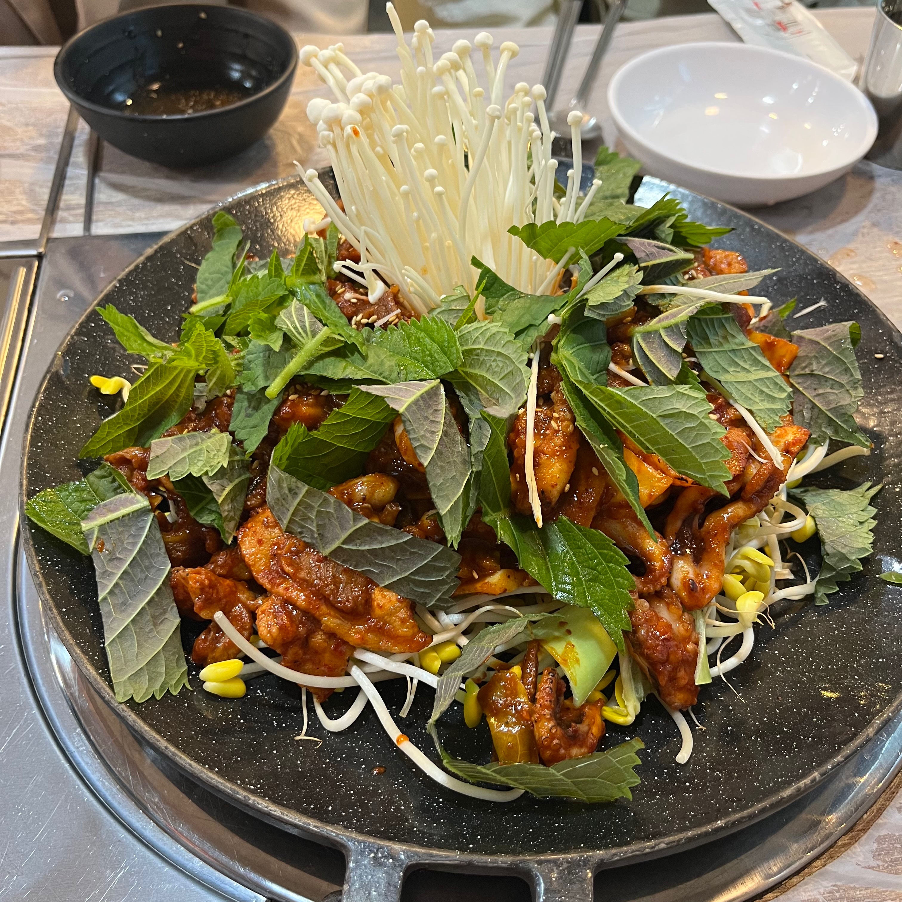 맛있지만 삼겹살이랑 쭈꾸미 같이 익혀서 나오는것보단 삼겹살은 따로 익힐 수 있게 생삼겹으로