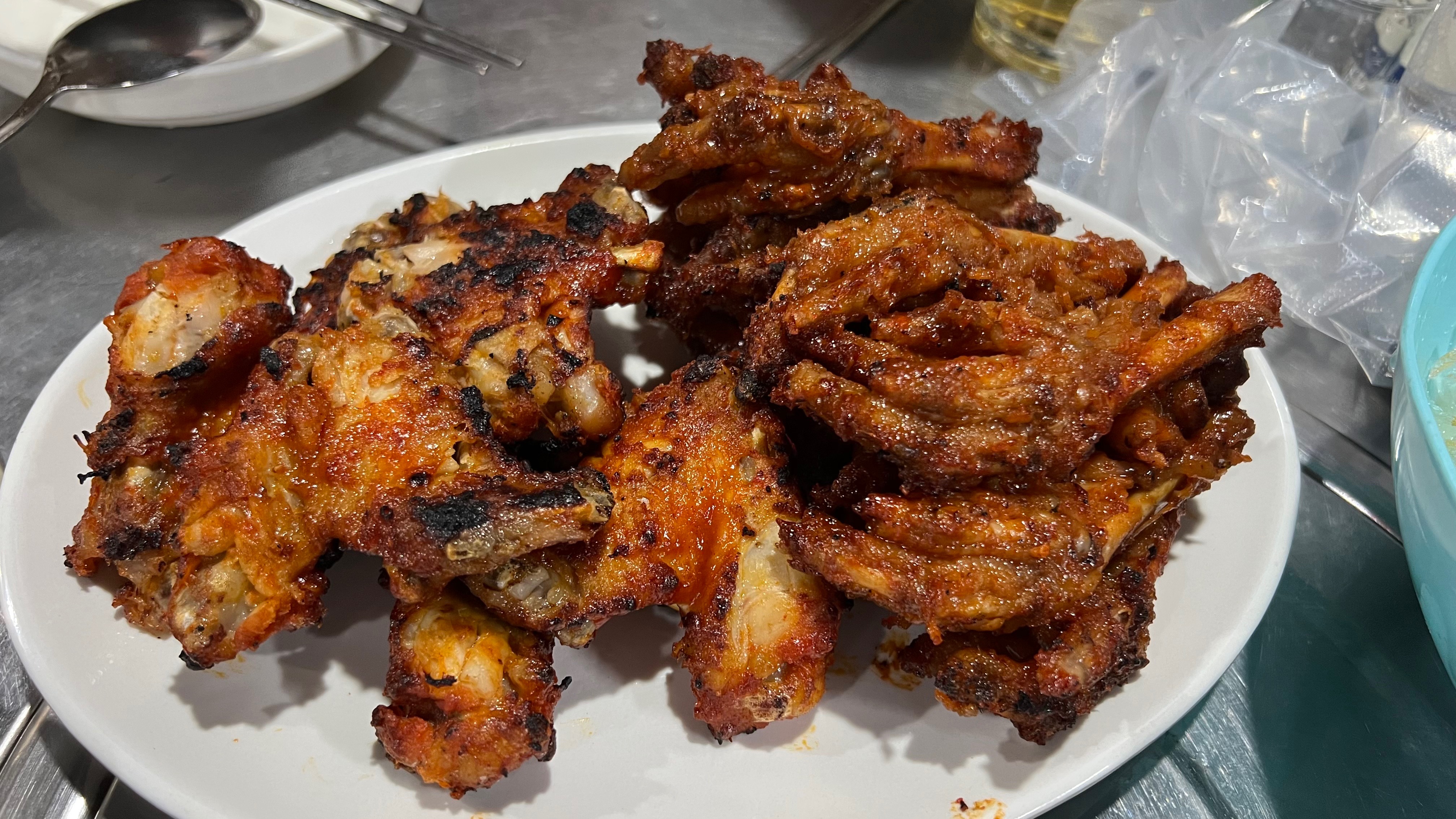 날개와 닭발을 맛있게 구워 주셔서 너무 좋아요 - 천호동 맛집 화구닭발 본점