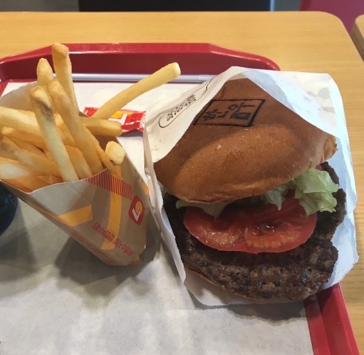 너무 맛있어요! 오랜만에 롯데리아 너무 먹고 싶어서 갔는데 오랜만에 가서 먹은 한우버거 역