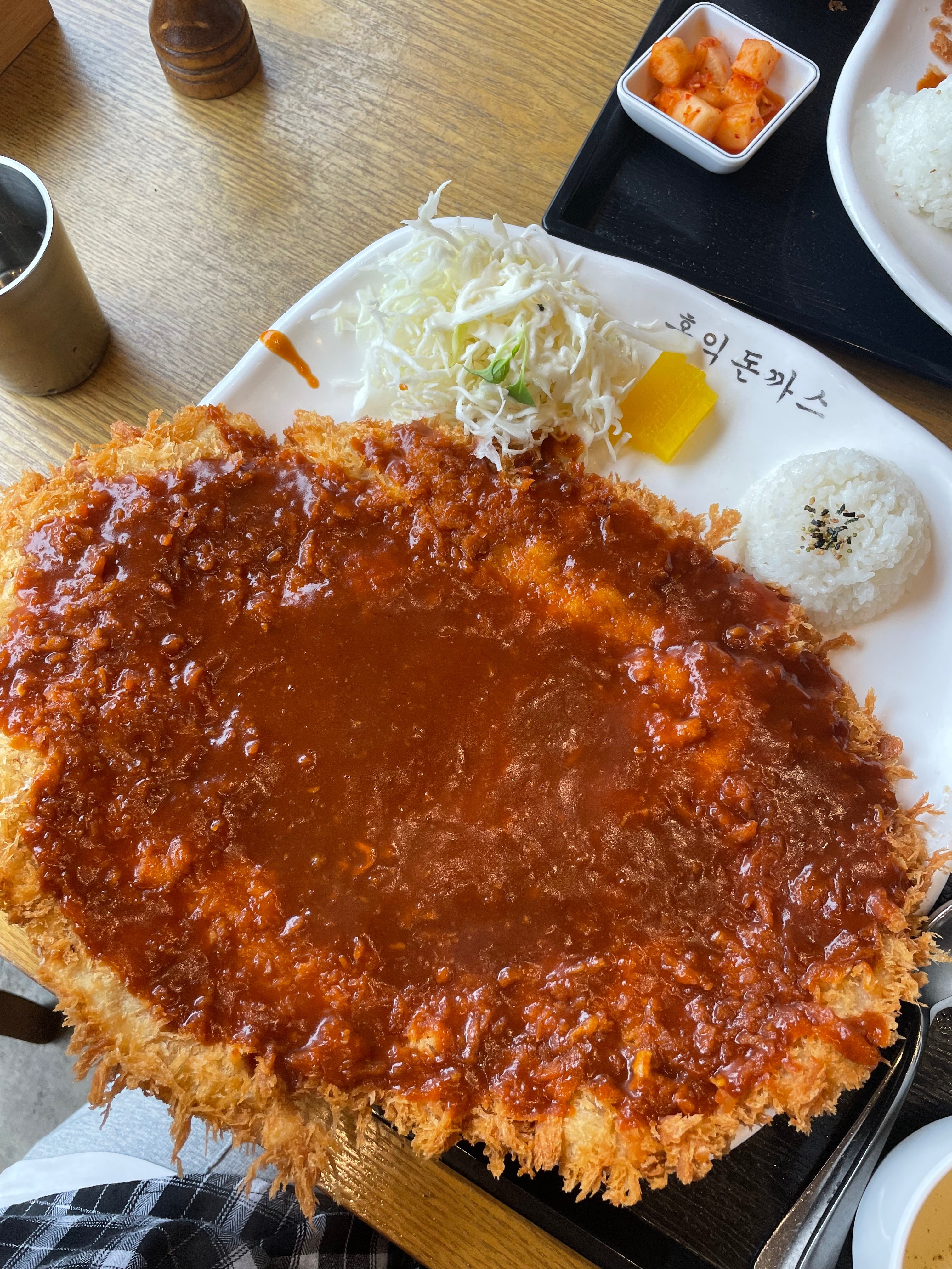 너무 고기가 얇고 튀김옷만 두껍네요… - 오산 맛집 홍익돈까스 오산점