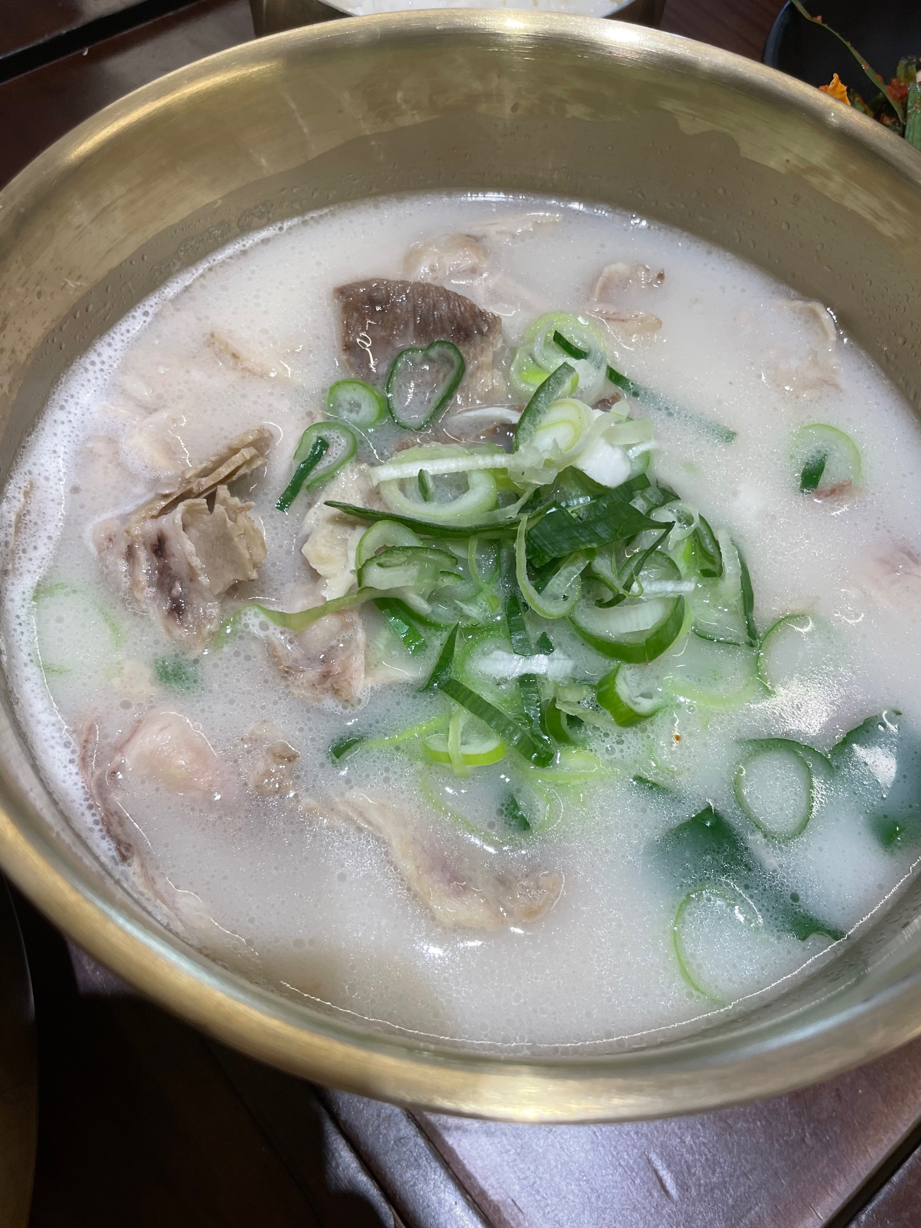 와.... 여기맛있어용!! 부산가면 돼지국밥은 꼭 먹어봐야된데서 먹엇는데 진짜 다르긴하네유