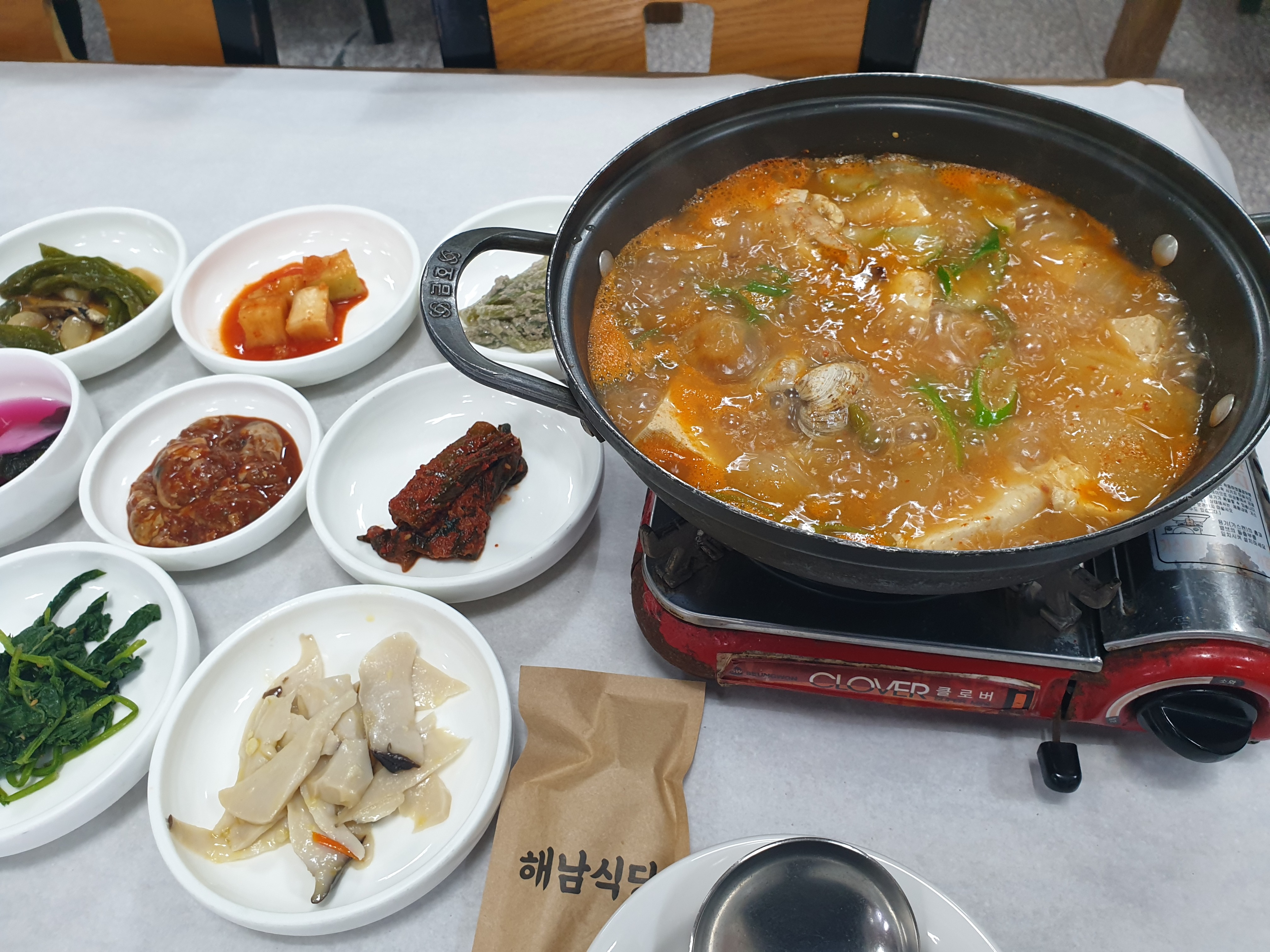 다양한 반찬이 푸짐하게 차려진 백반정식 한 상