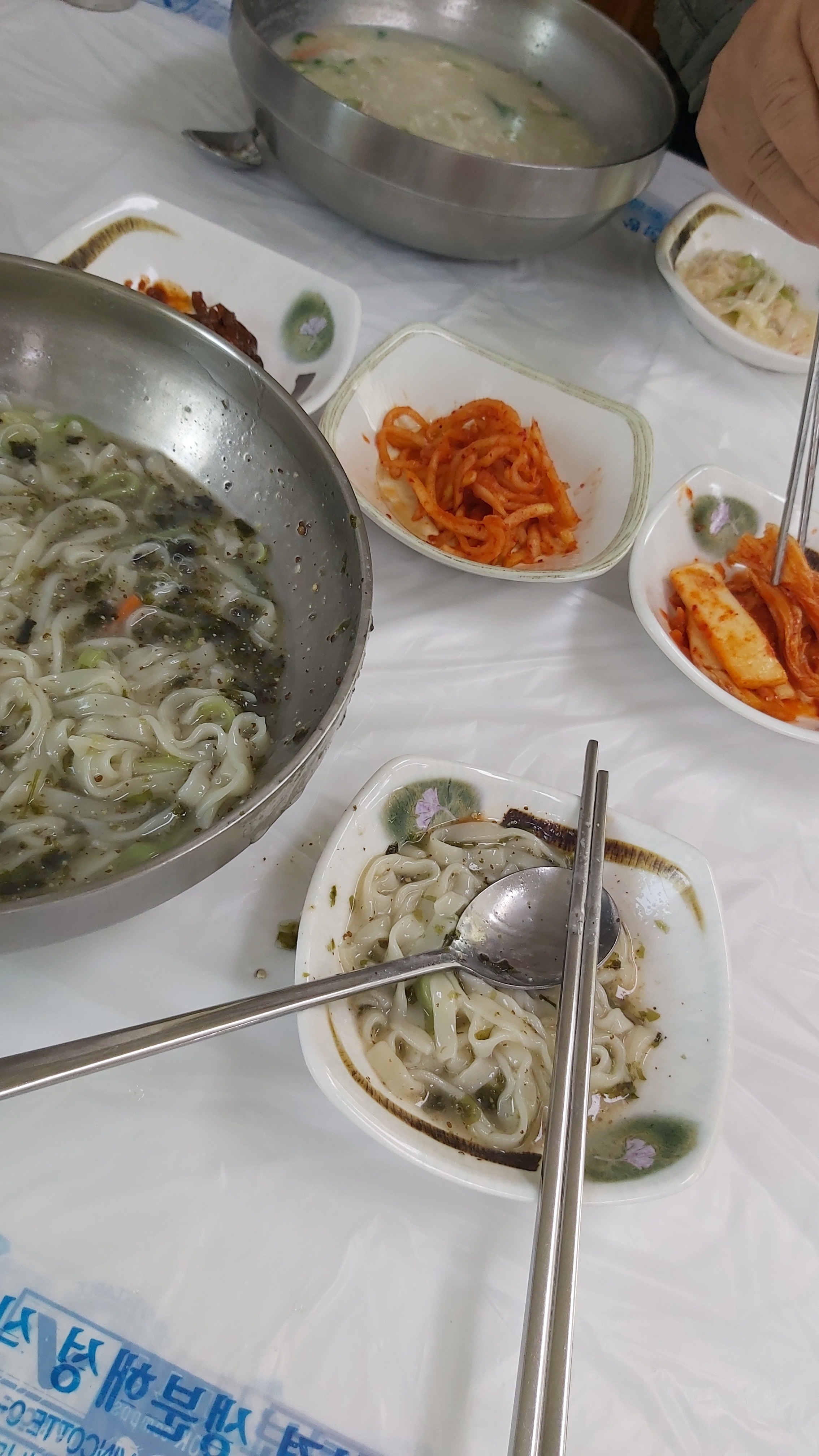 사진 깜빡했다가 나중에 찍음. 늘 똑같이 맛있어요. 김치도 한결같이 그대로고 칼국수 좋아하