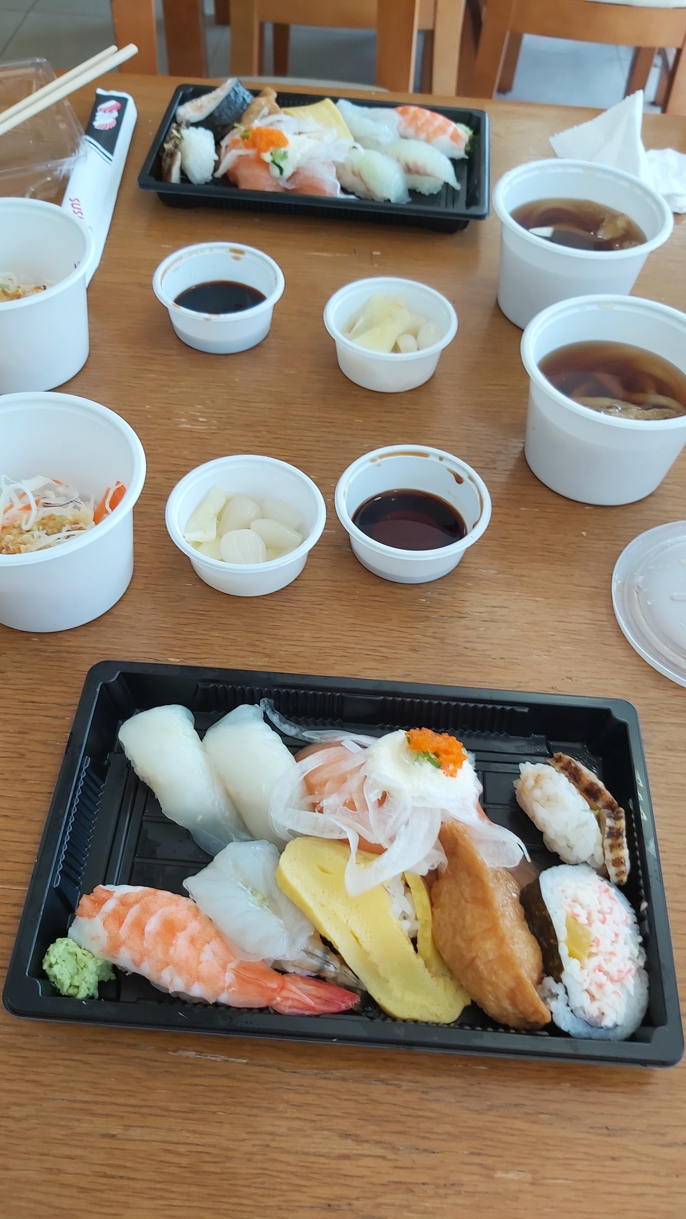매장에서 먹어야 더 맛있지만 사정상 포장을자주 해와야해요. 초밥 포장 잘해주셔서 맛있게 잘