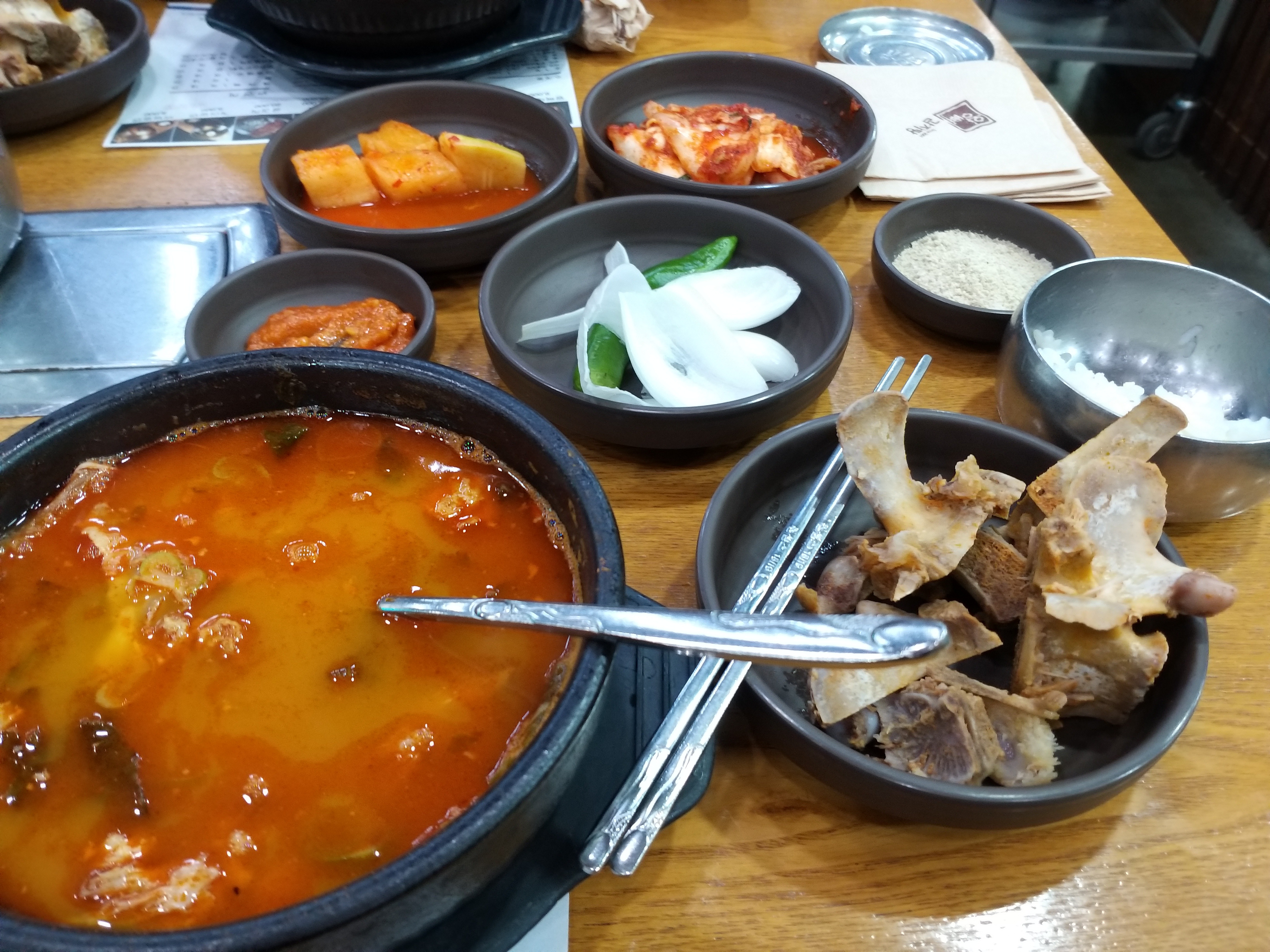 리뷰믿고 갔는데 ... 제가먹어본 뼈해장국중엔 최고로 실망을 하고왔네요 같이 간 해장국 매