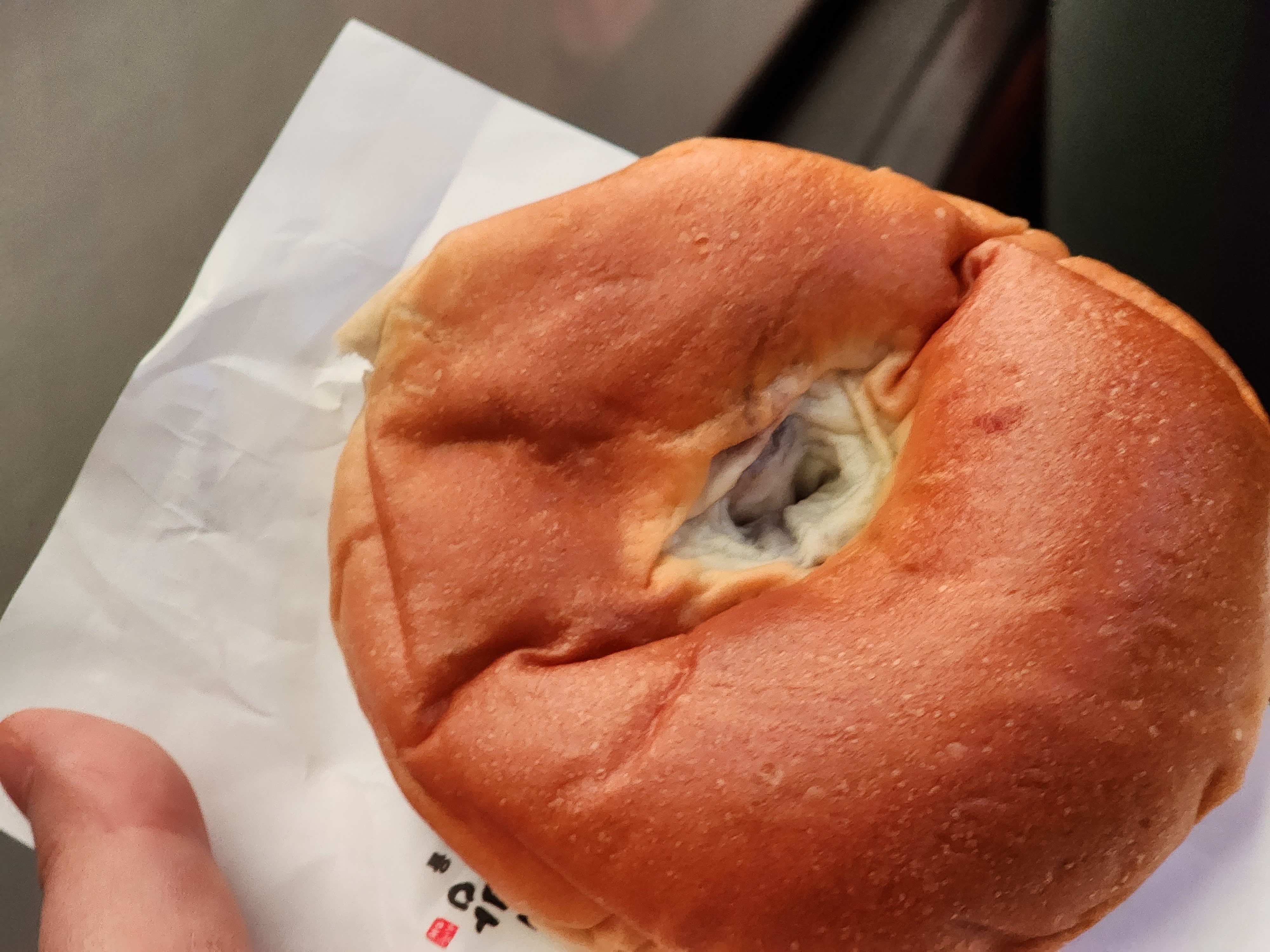 안동 여행 가서 지인 동생이 단팥빵 사고 저는 커피 사서 먹었는데 단팥빵이 넘 맛있었어요.