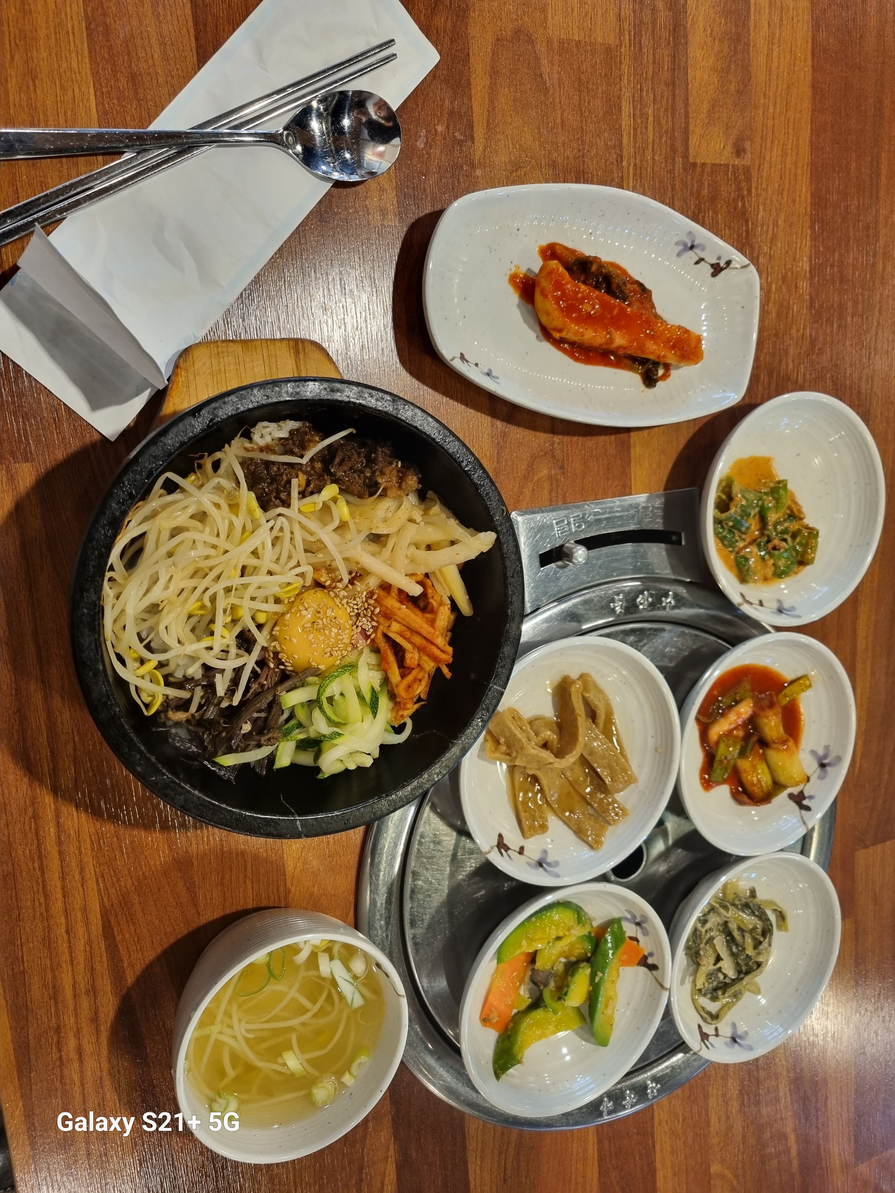 바쁜건 알겠는데 남자사장 친절하지도 않고 밥도 질고 반찬도 손갈데 없네요..물도 안갔다 주