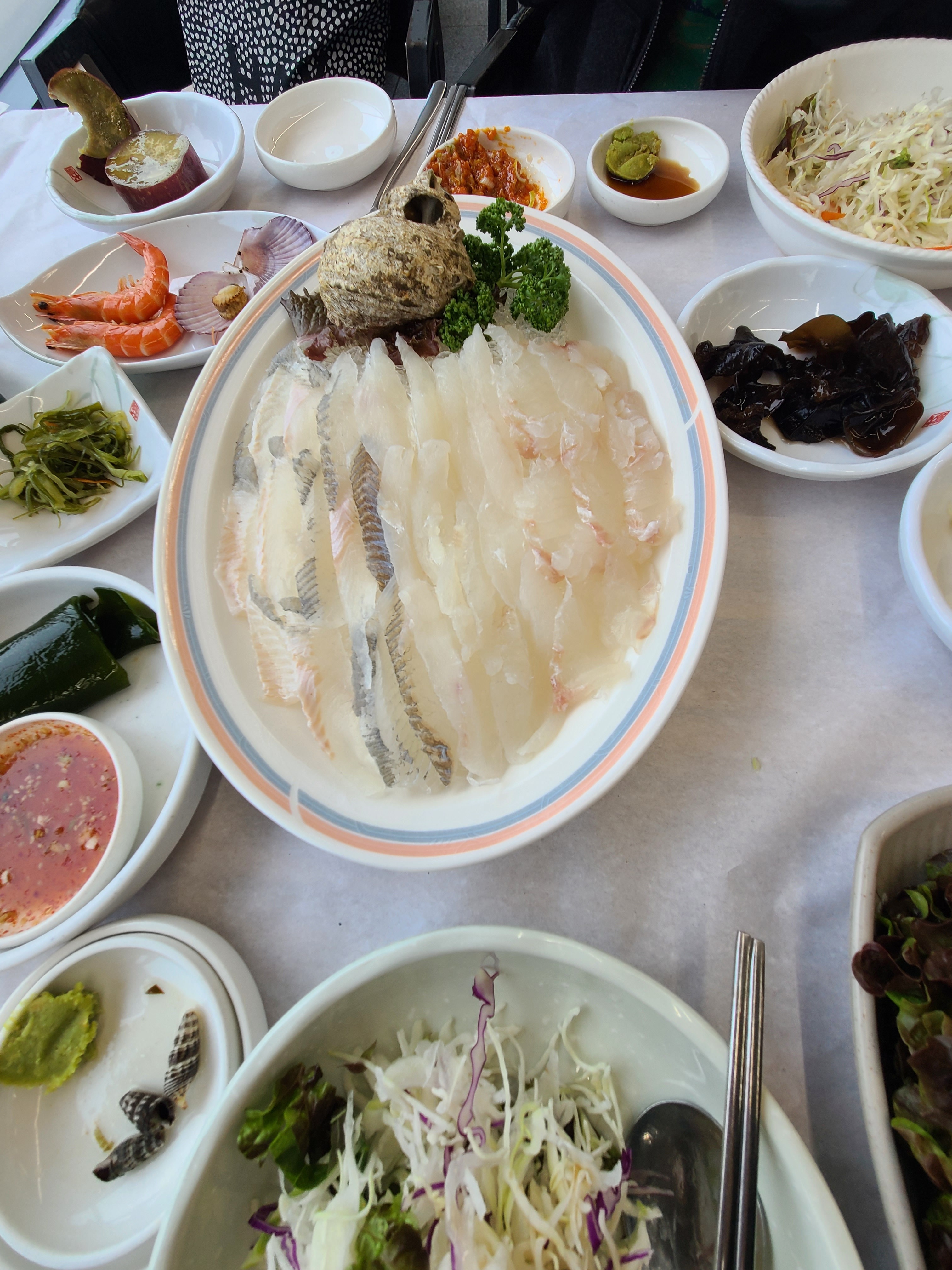 반찬은 제 입맛에 안 맞는 것이 많고 서빙하실 때 일하시는 분의 손가락이 반찬에 닿기도 해
