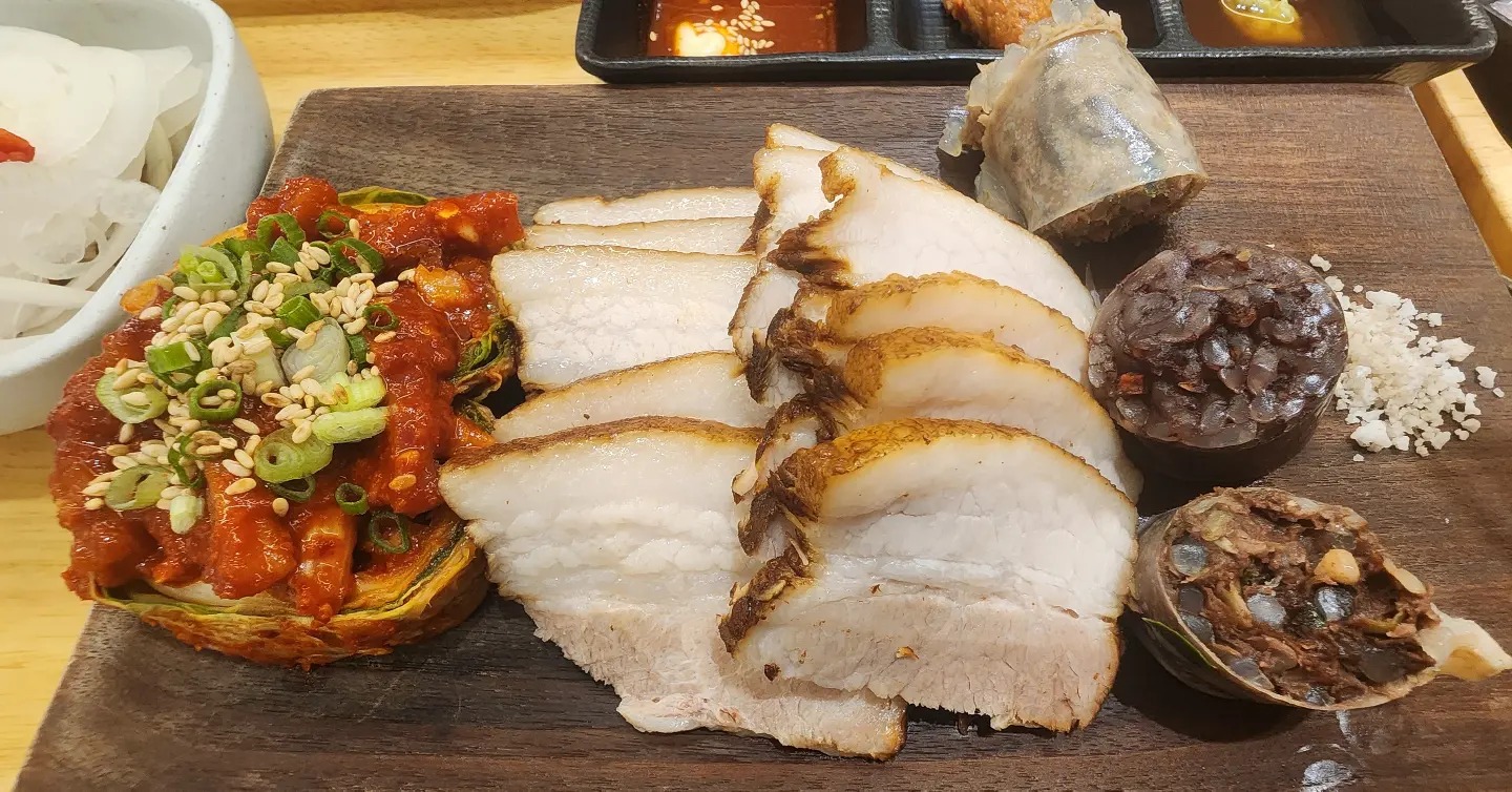 보쌈정식과 돼지국밥먹었는데 맛있네요.보쌈은 불향이나고 잡내가 없어서 마음에들고 쌈은 먹을만