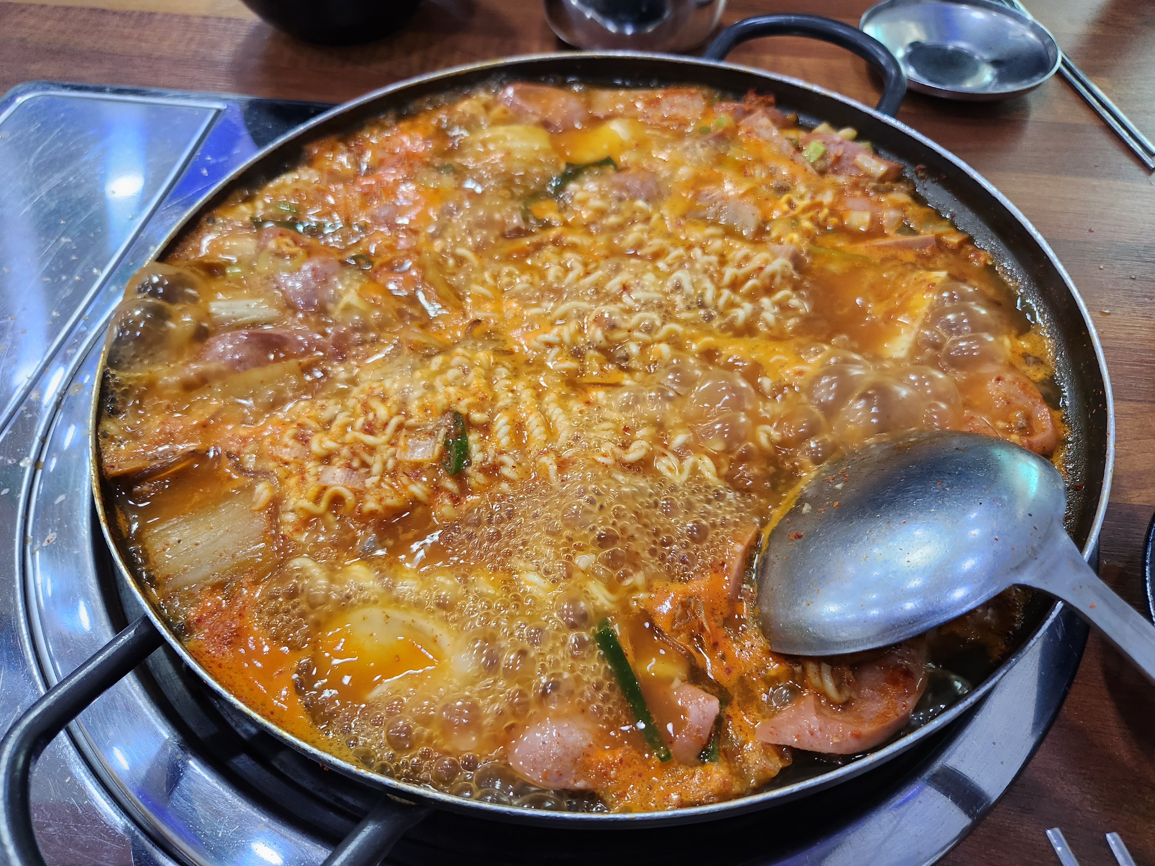 푸짐한 재료가 돋보이는 부대찌개