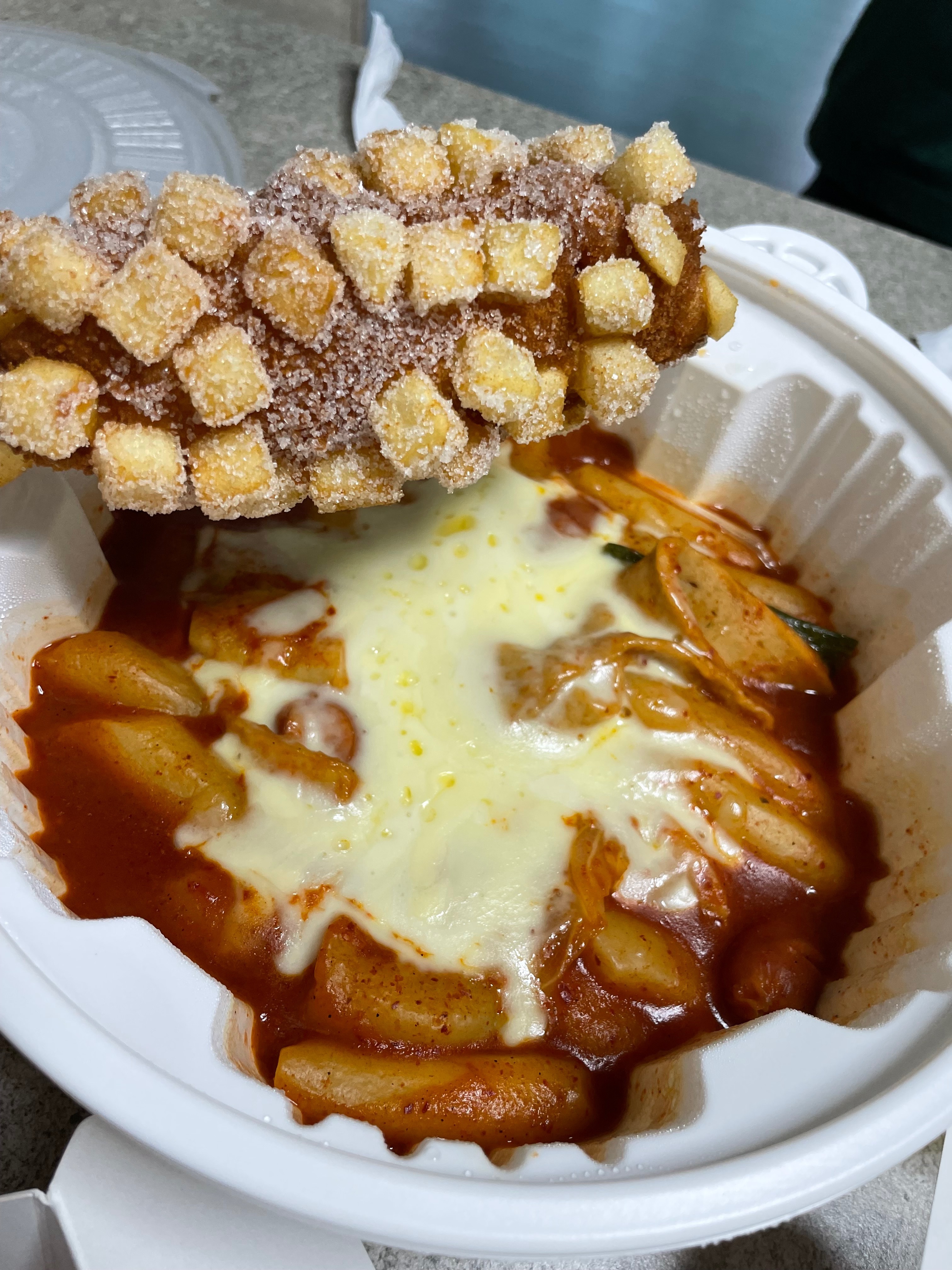 떡볶이와 밥, 단무지가 있는 사진