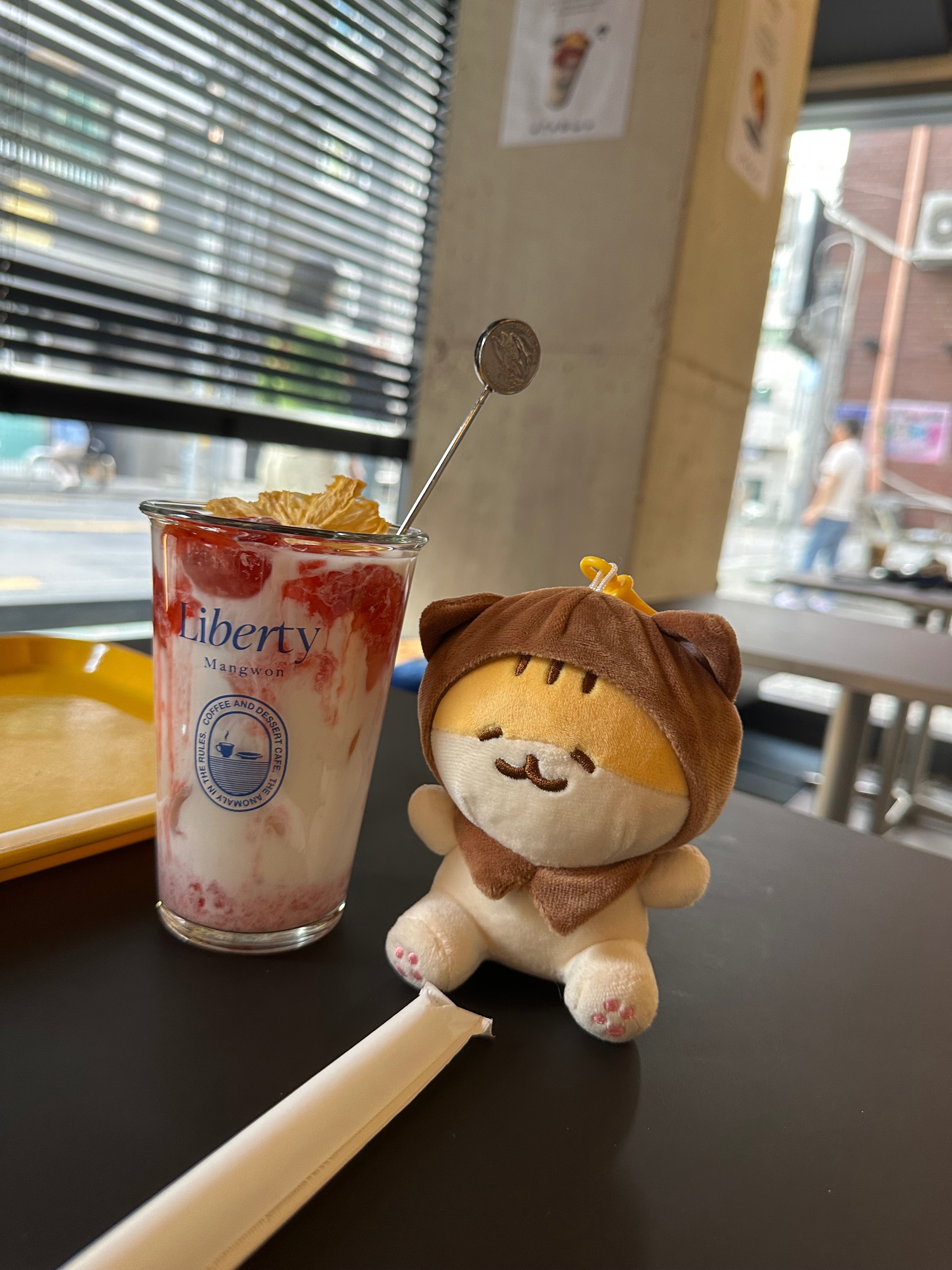딸기라떼 시켰는데 너무 달지 않고 맛있어서 좋았고 위에 올려주신 파인애플 칩도 맛있었어요!