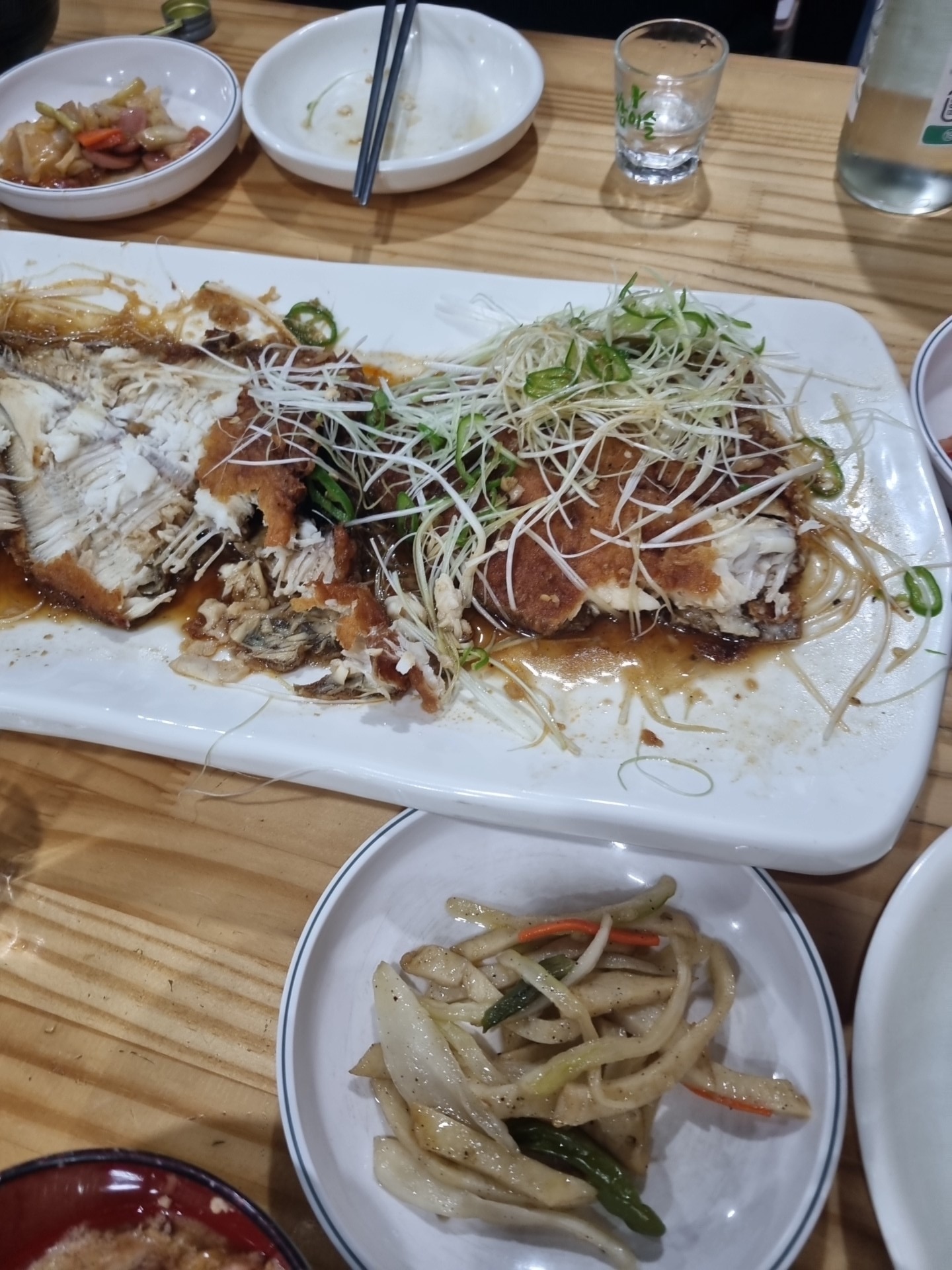 가자미 굴소스 튀김 맛나요 양도 많고. 기타 반찬들도 매일 직접하시는지 매번 바뀌고 맛있는