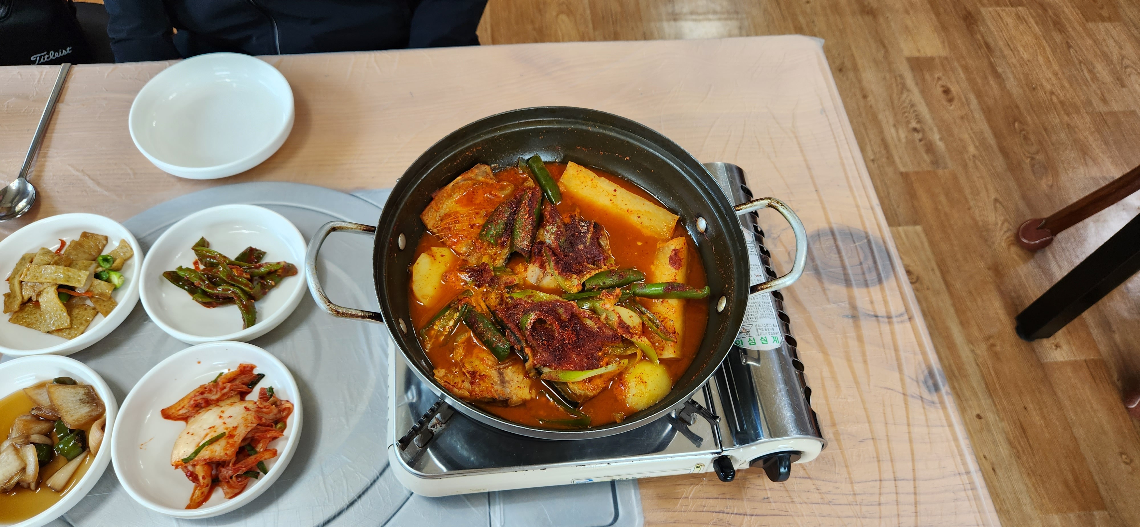 가스버너 위에서 끓는 갈치조림