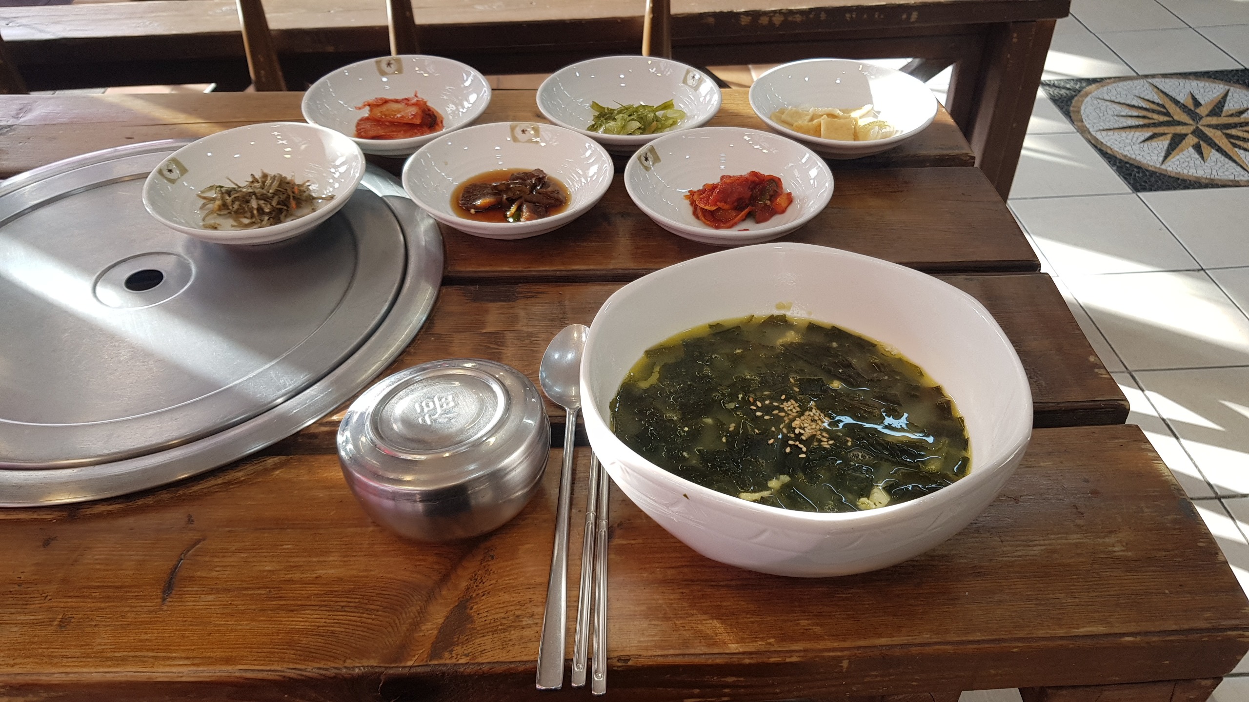 경포대 해변에 횟집. 아침식사가 되어서 좋음.우럭 미역국, 황태해장국, 초당 순두부 등 모