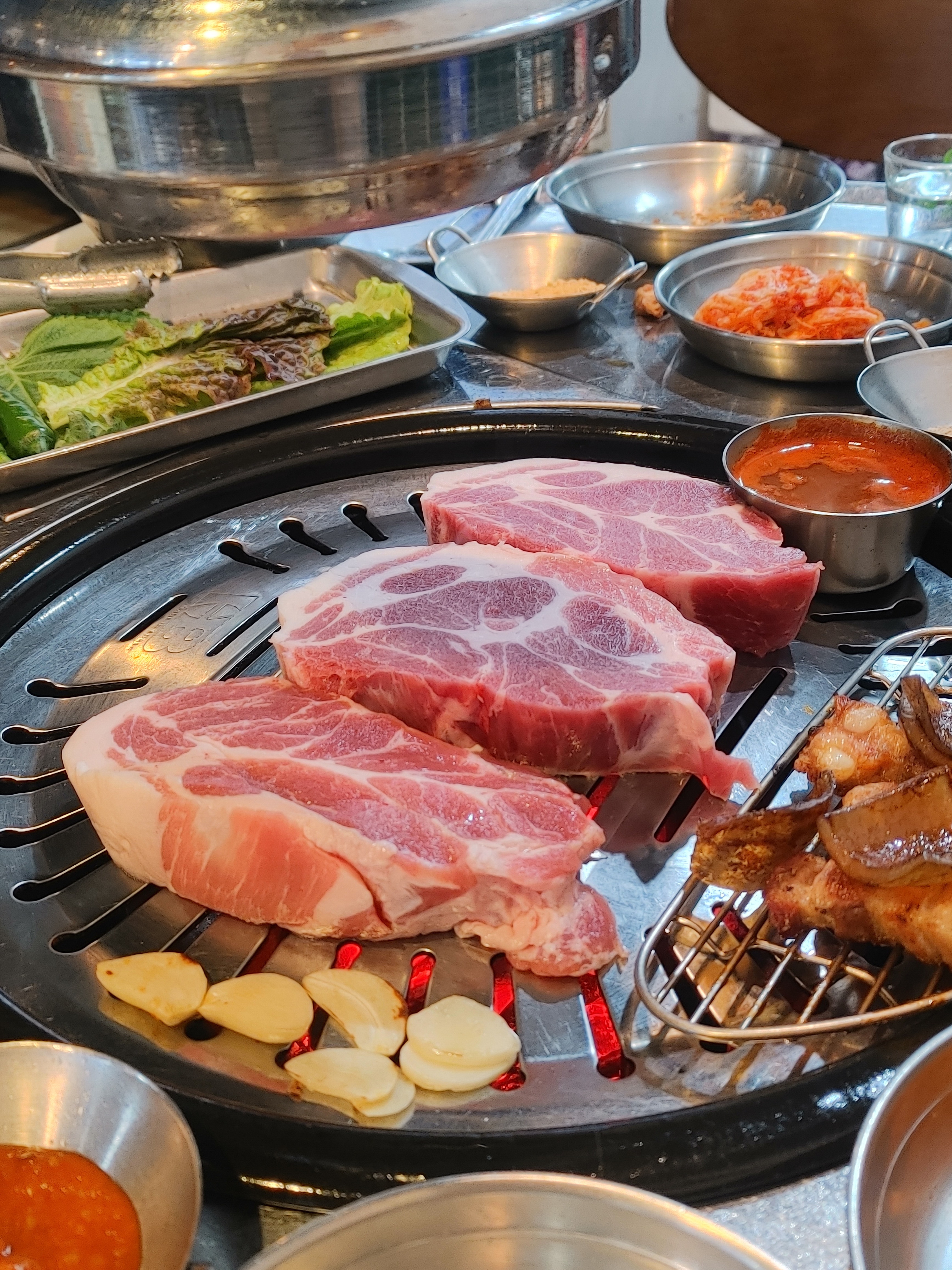 맛있게 구워지고 있는 목살