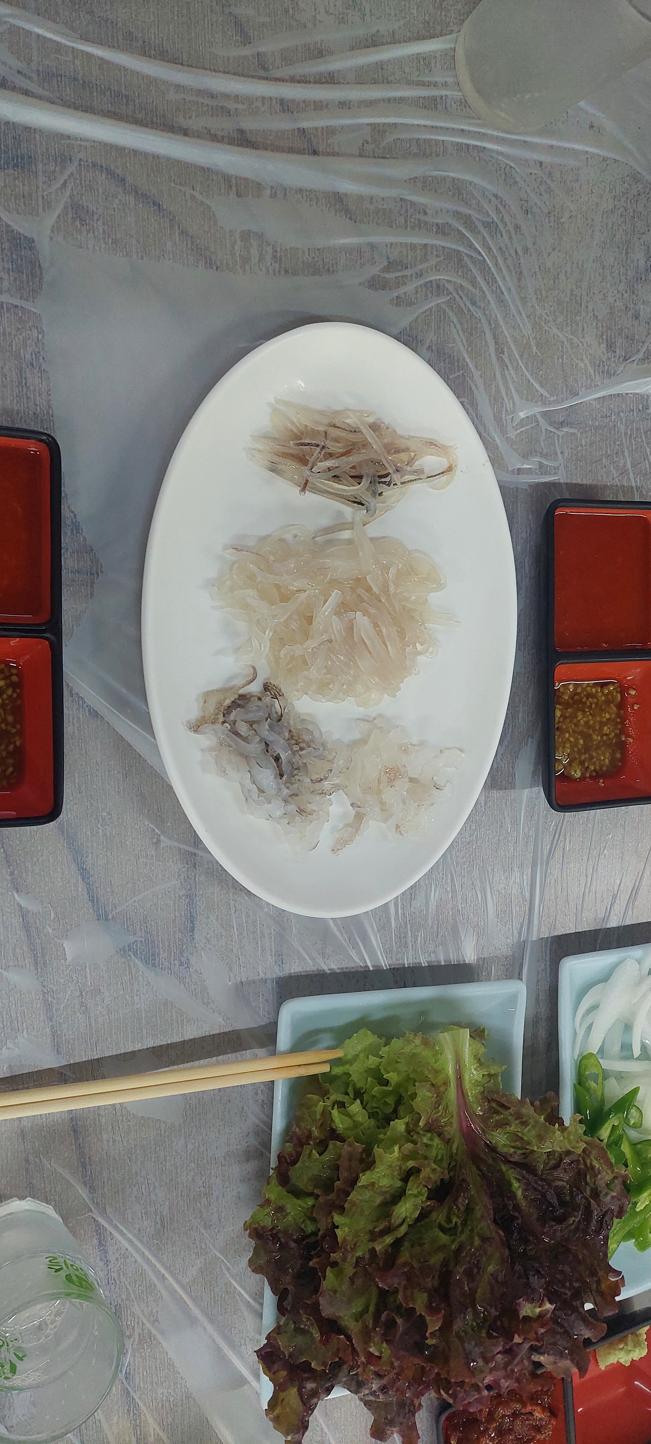 복어회를 아주 맛나게 식감도좋구 넘 맛나구 오징어회 비싸지만 부위별로 나눠서 주셨어요 - 삼척항 맛집 산희네횟집