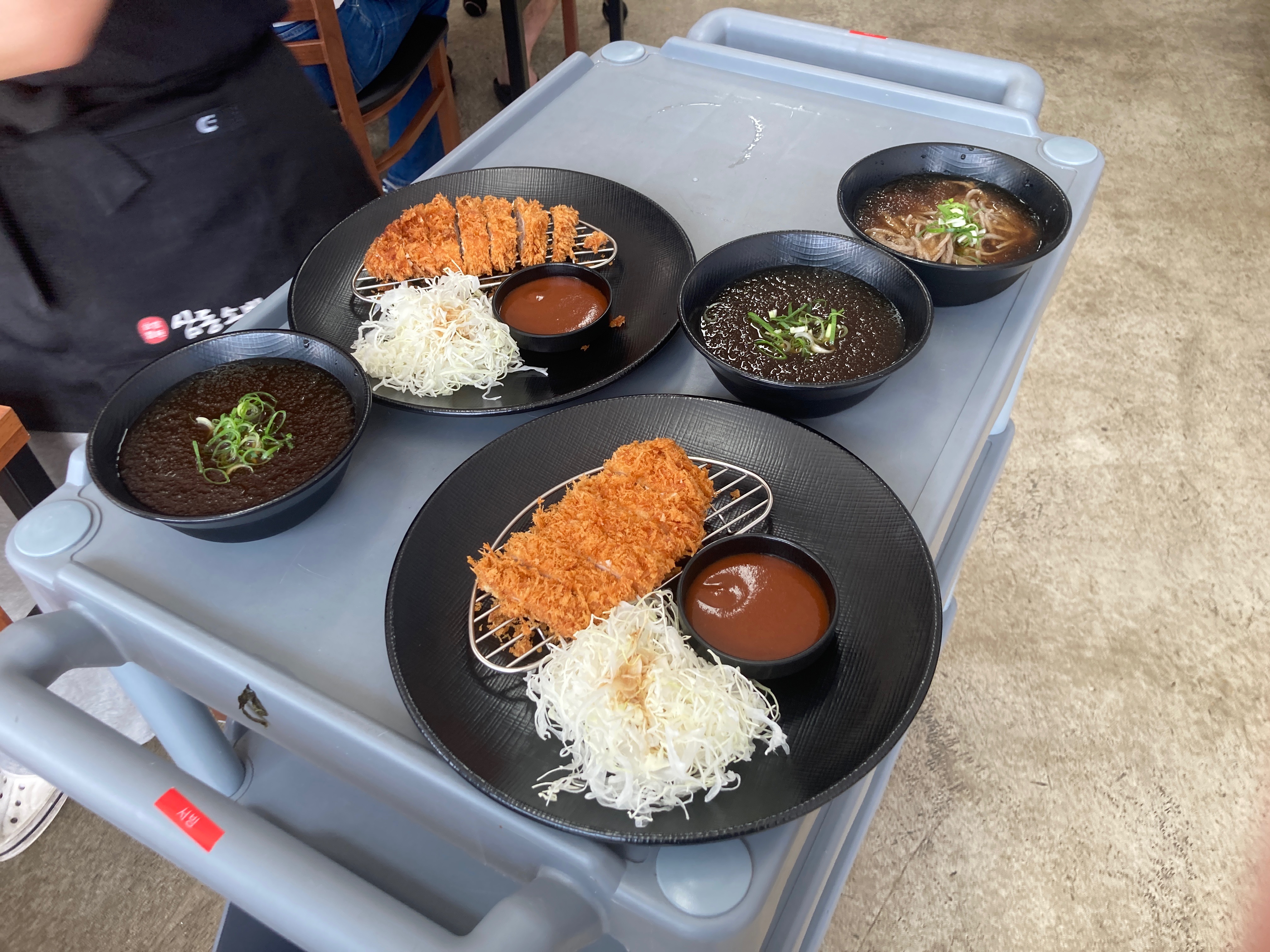 맨날 지나가면서 보다가 더워서 소바먹으러 갔는데 돈까스가 생각보다 너무 맛있었어요 ~! - 전주 맛집 삼동소바 전주덕진점