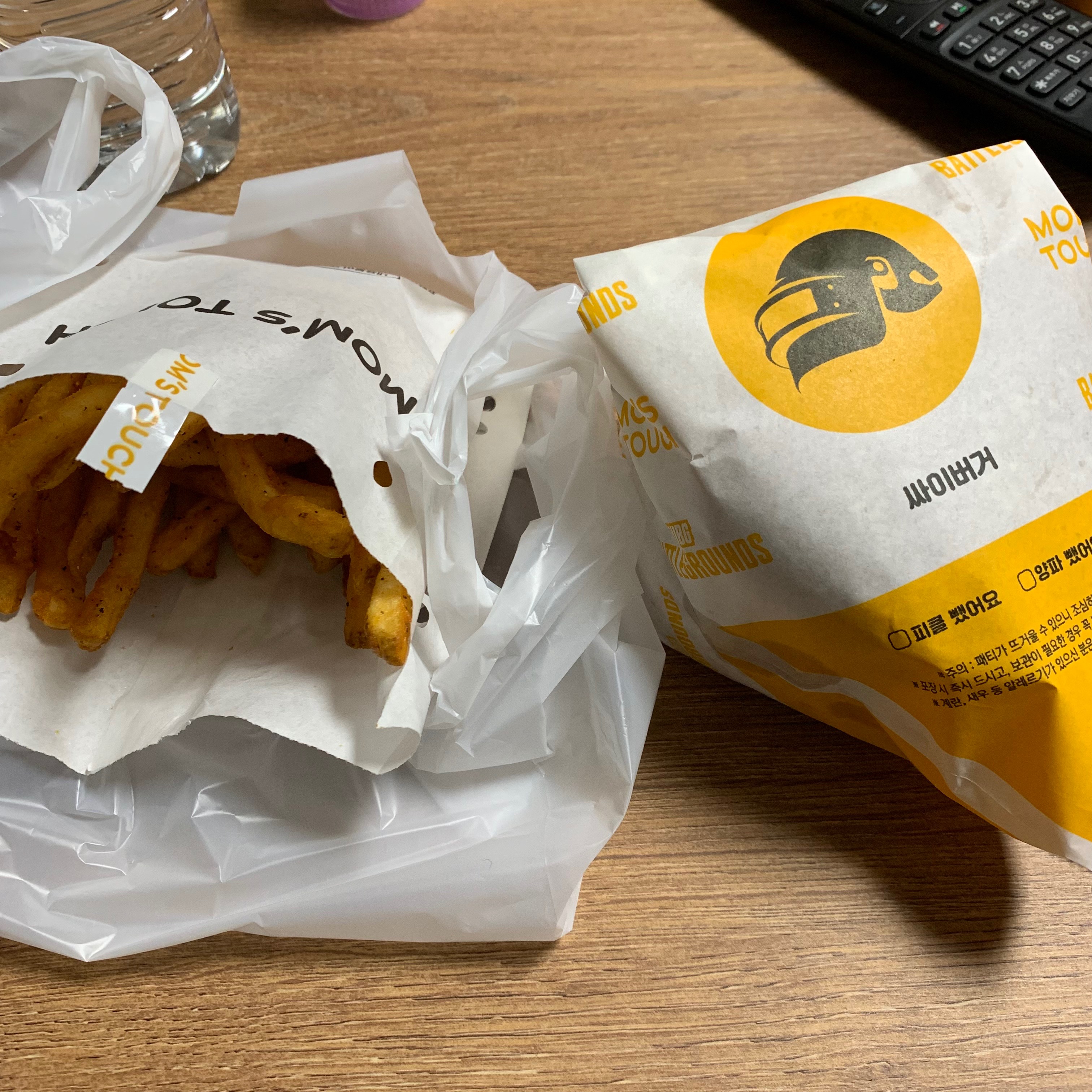 싸이버거 원래 소스 많이 주는데 - 권선동 맛집 맘스터치 권선점
