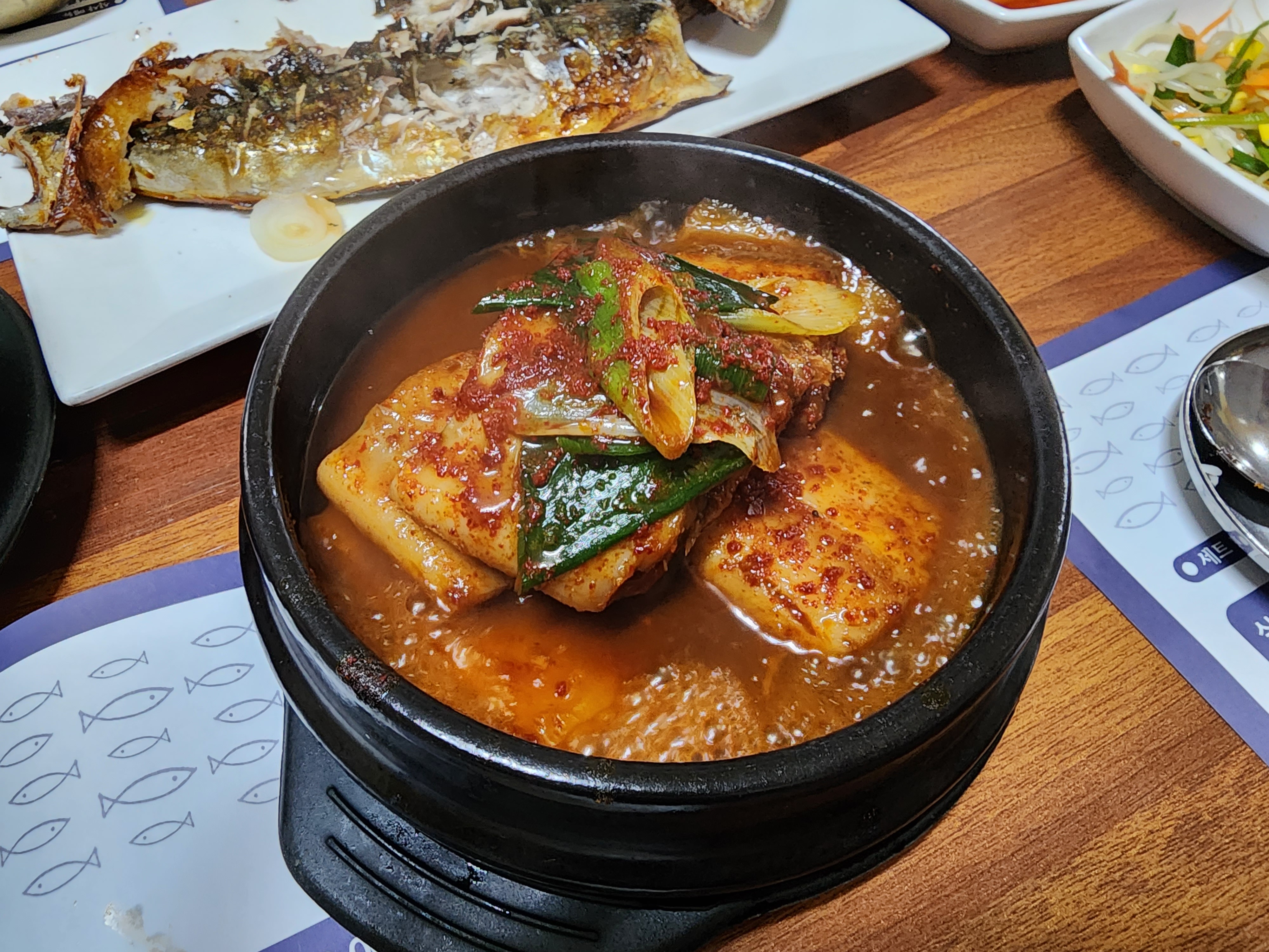 4인상차림 주문이요 ㅎㅎ 맛있게 잘먹고 온 ㅎㅎㅎ 다 맛있는데 생선조림이 젤 맛있는듯요 ㅎ