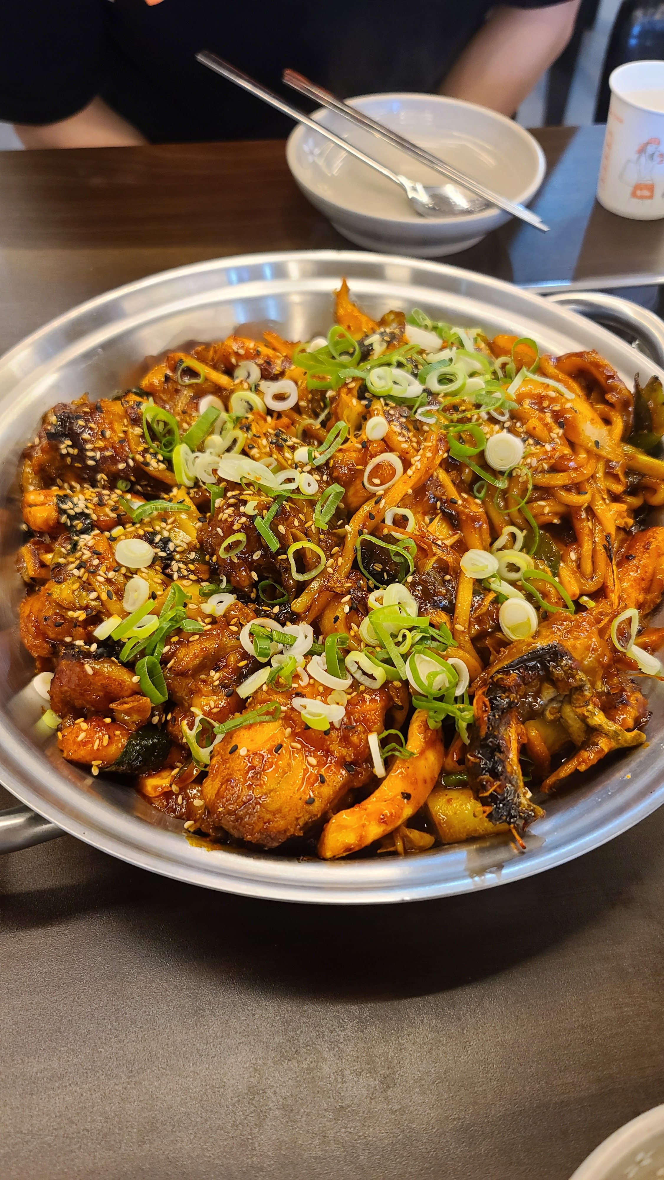 다양한 재료들이 풍성하게 담긴 물회