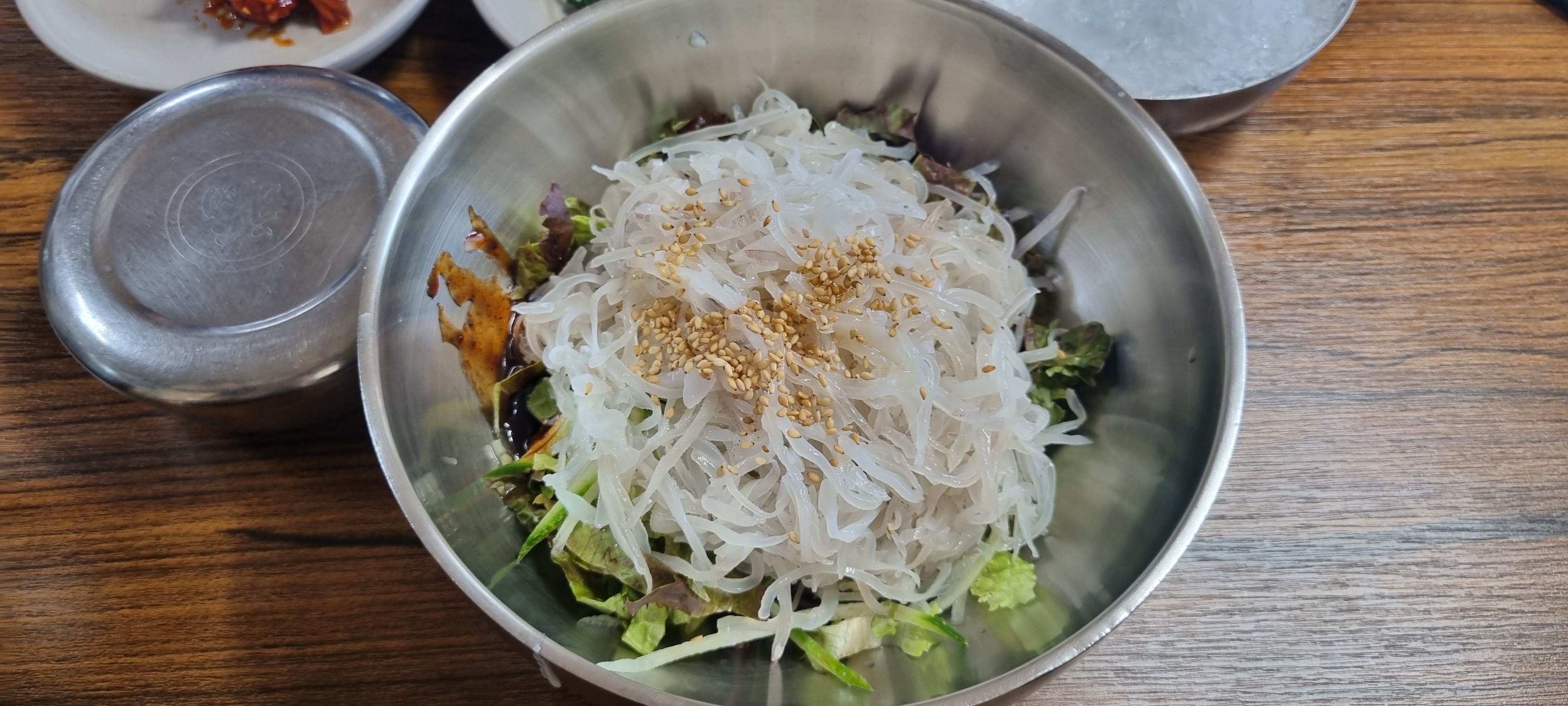점심시간되는 예약으로 자리가 없네요 - 삼척항 맛집 신화횟집