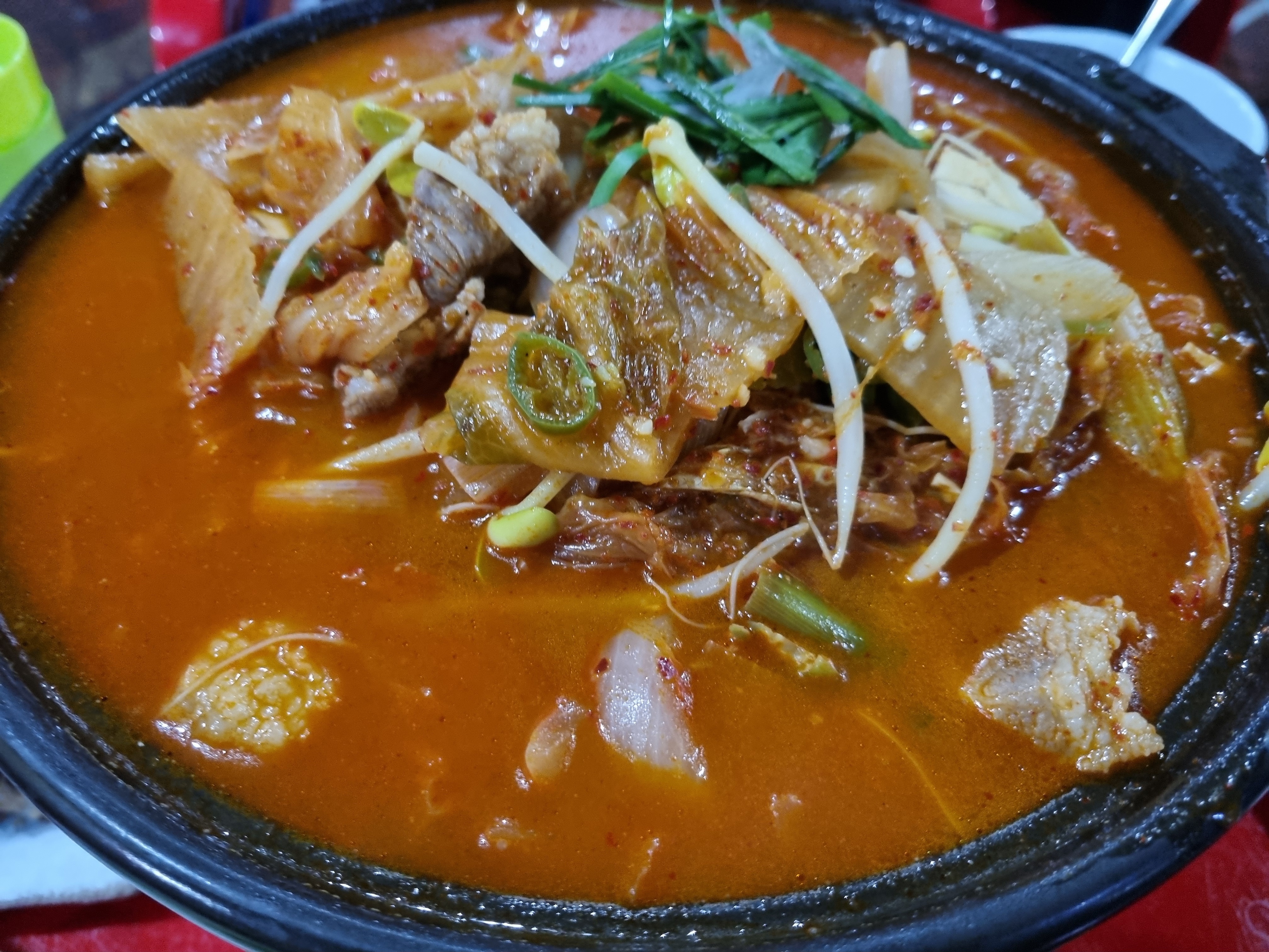 제가 넘 좋아하는 동네 술집 ㅎㅎ 안주 가성비 미쳤고요 일단 기본 안주 깔리는거에 소주 2
