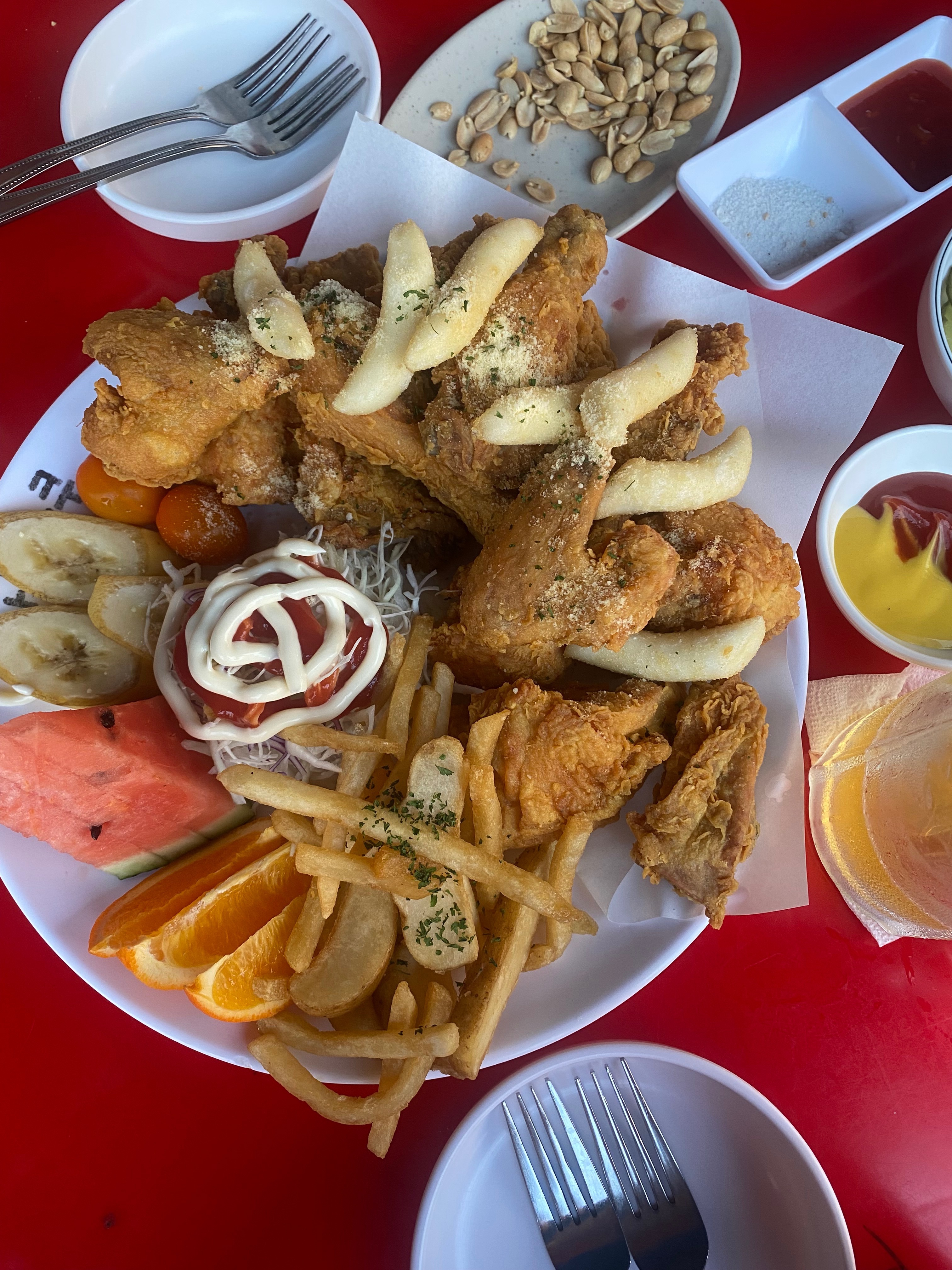 사장님이 친절하고 치킨도 맛있어요 아쉬운점을 고르자면 감자튀김과 떡이 조금더 바삭으면 좋