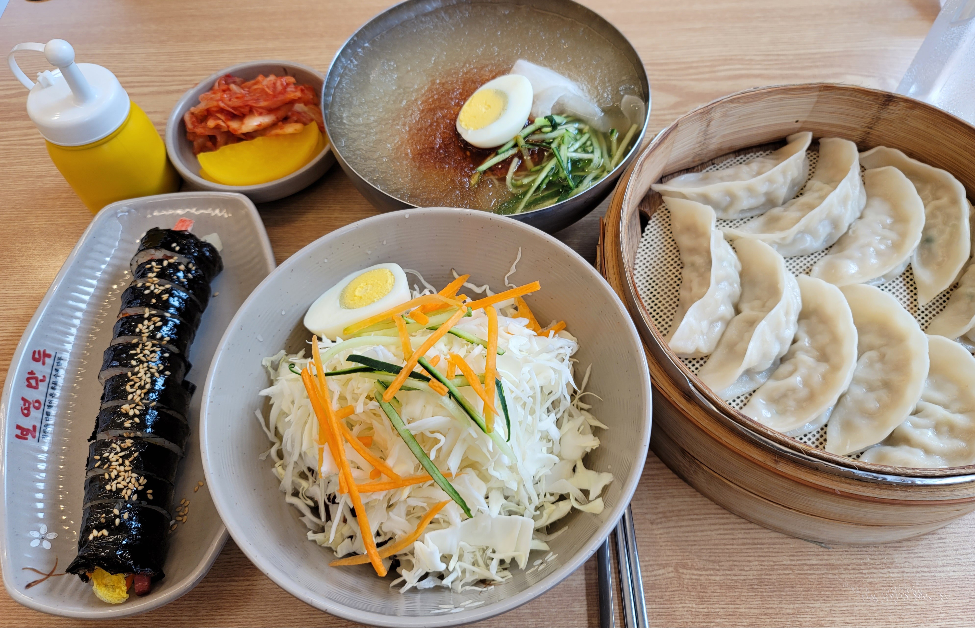 유리벽에 붙어있는 여러 마리의 - 권선동 맛집 보영만두 권선직영점