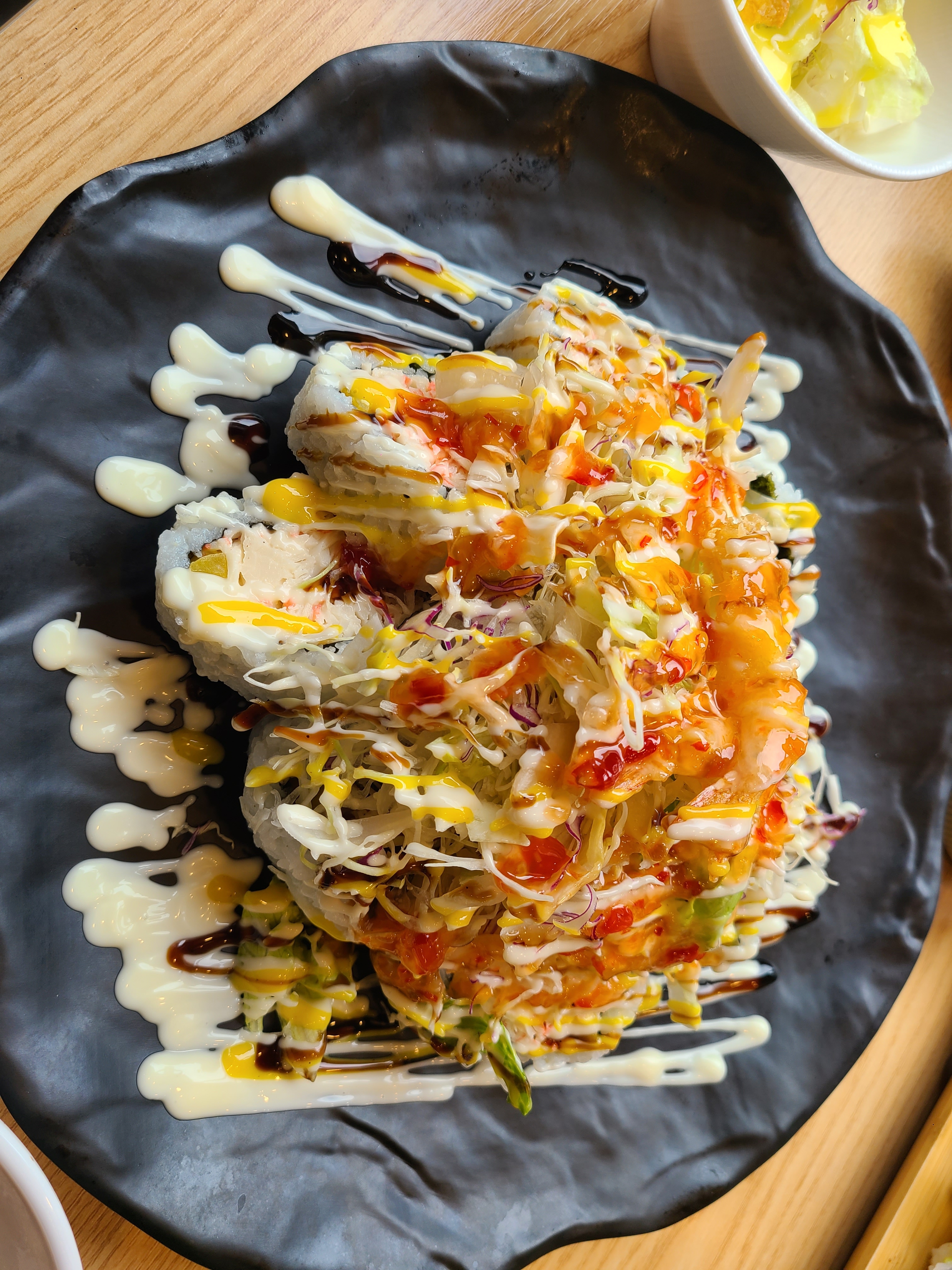 새우롤은 입이 터질만큼 큼직하고 푸짐해요ㅎ - 삼척항 맛집 박군스시