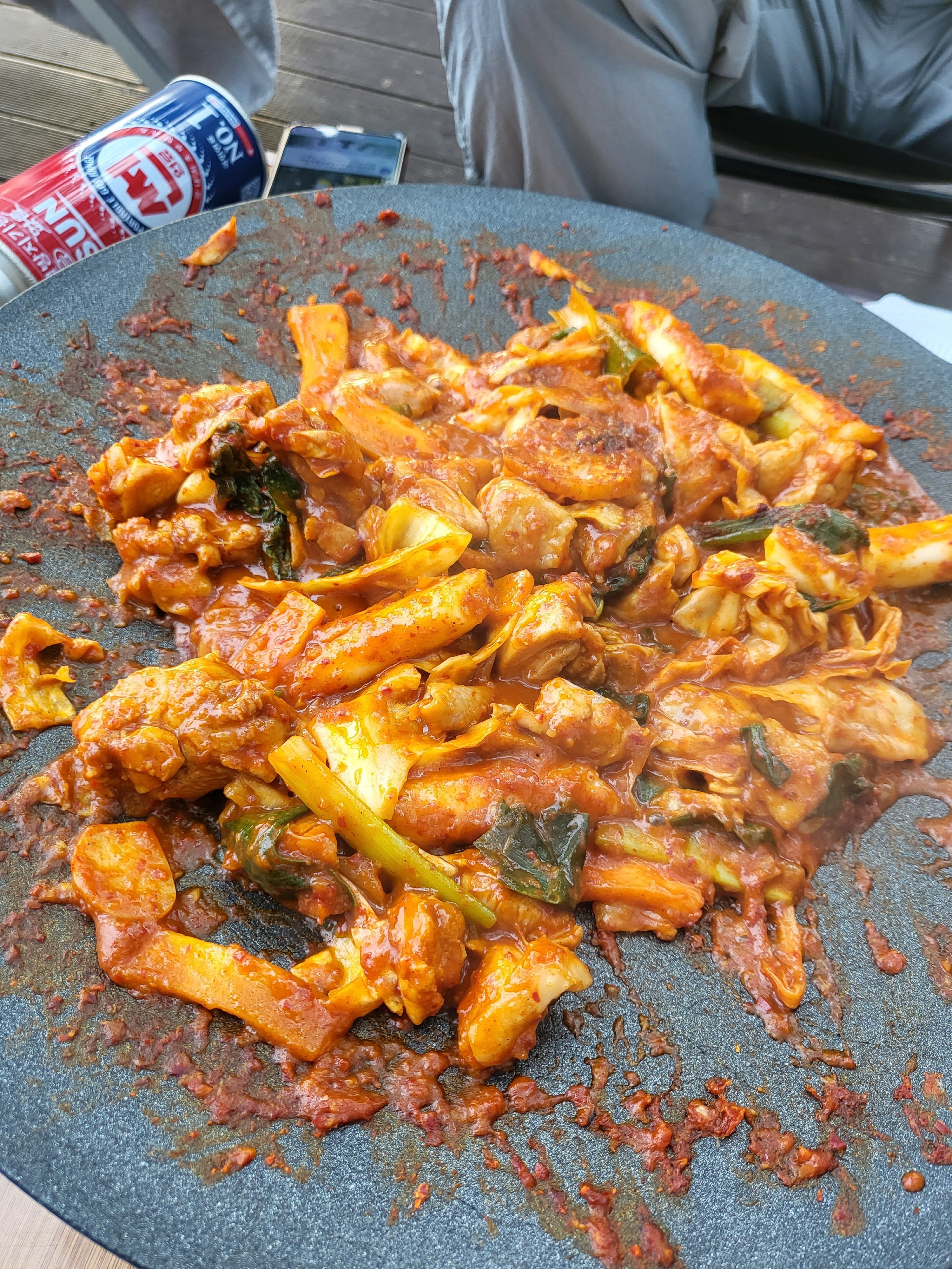 밥과 함께 쌈을 싸는 모습