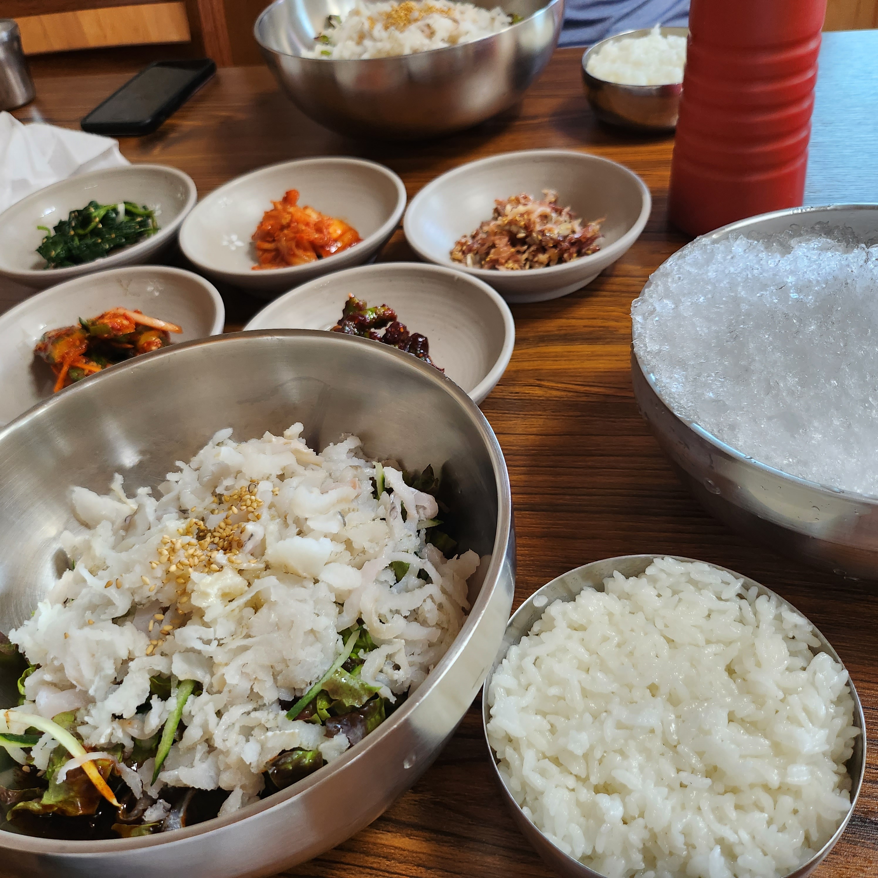 다른 물회 식당과 차별성 있음. 특히 새꼬시가 부드러워서 먹기 편했고 배로 단맛을 내서 깔