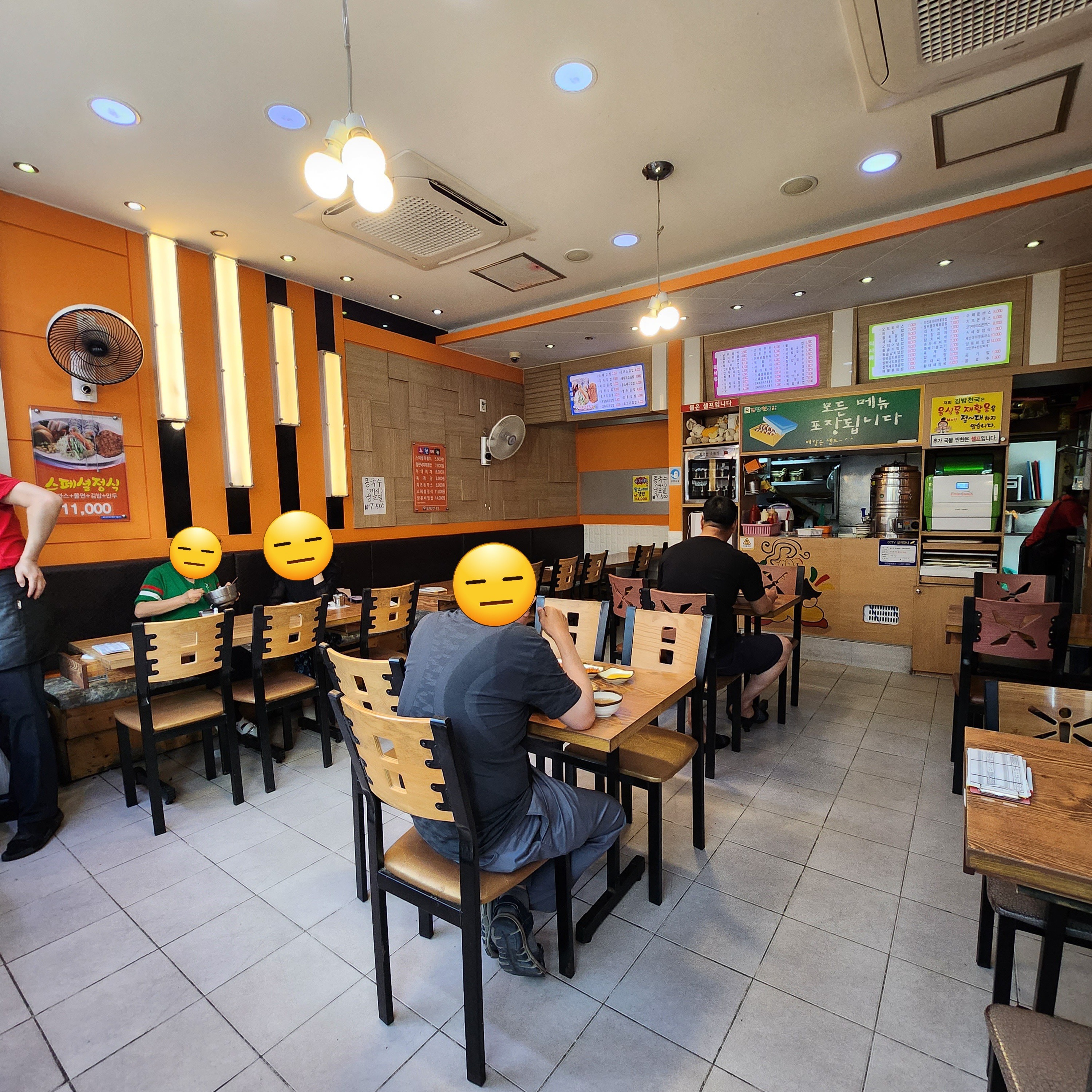 김밥 포장 주문 하고 기다리는동안 매장은 깨끗해 보였고 주방에서 일하시는분을 봤는데 엄청