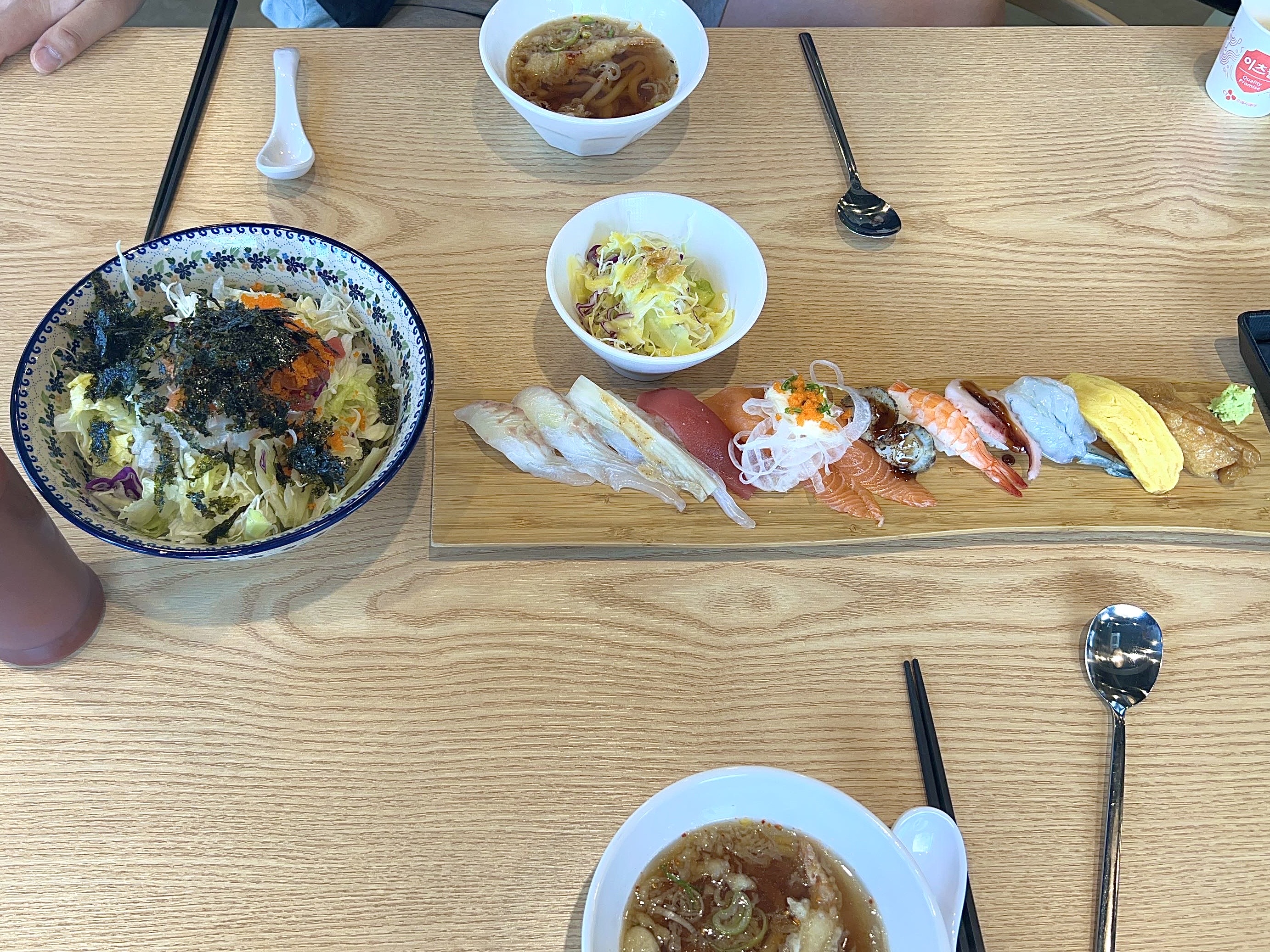 매장이 넓고 쾌적해서 좋았어요 ! - 삼척항 맛집 박군스시