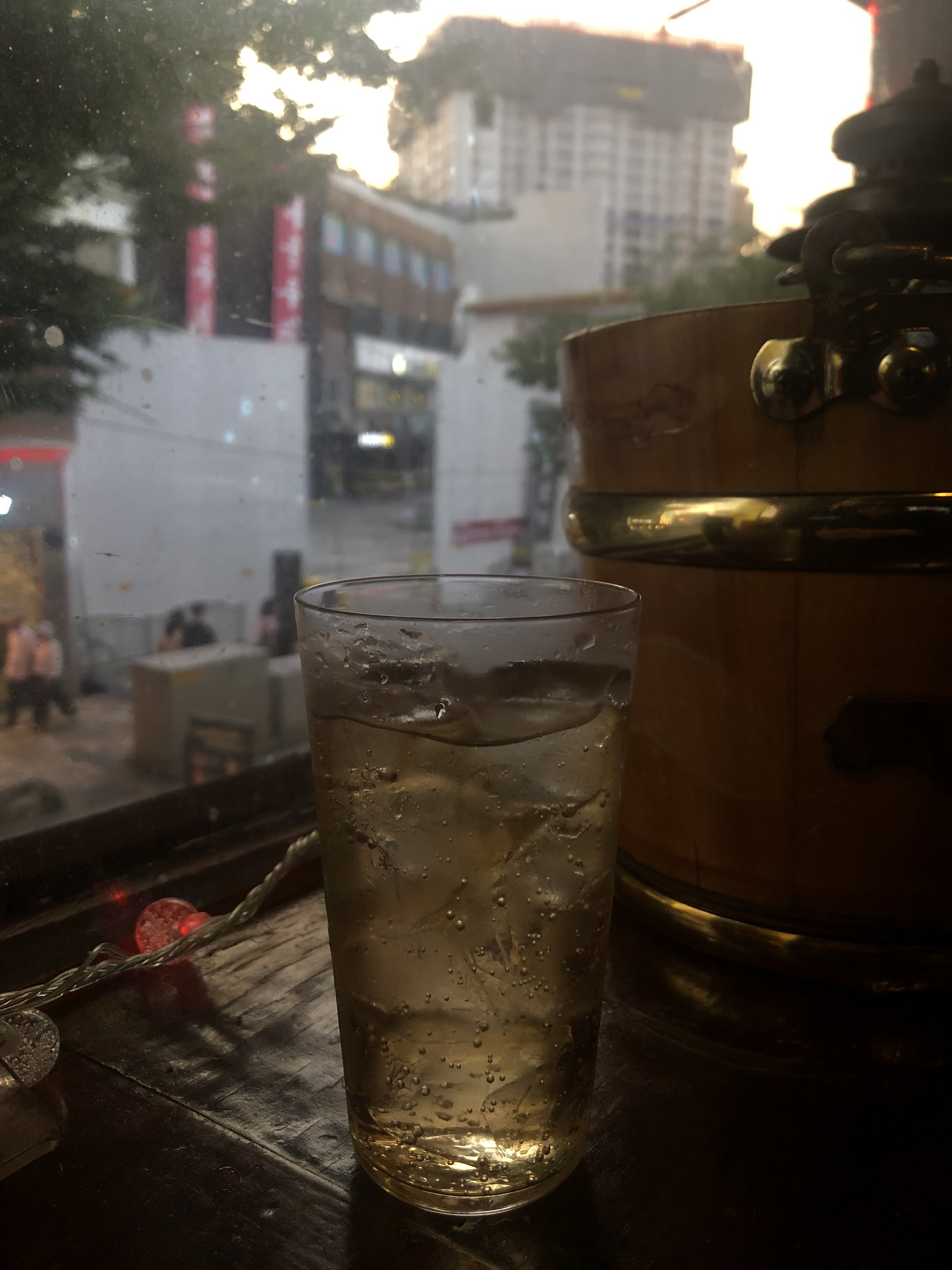 초저녁에 가니까 조용하고 창밖보면서 술 마시기 좋았습니다. 여자직원분도 너무 친절하시고 덕
