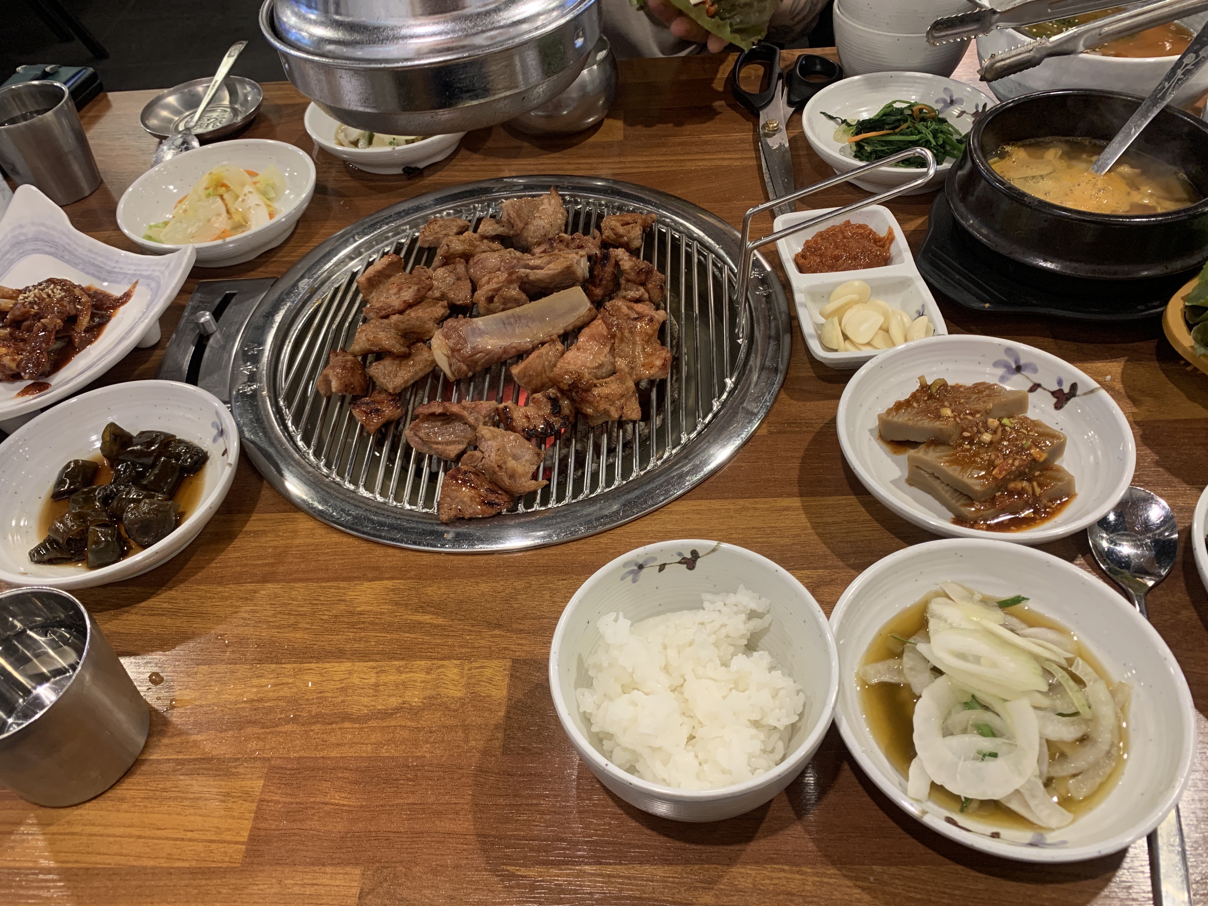 처음 주문은 같은종류로 2인분부터 된다고 하셔서 돼지양념갈비 2인분 먹고 돼지생갈비 하나