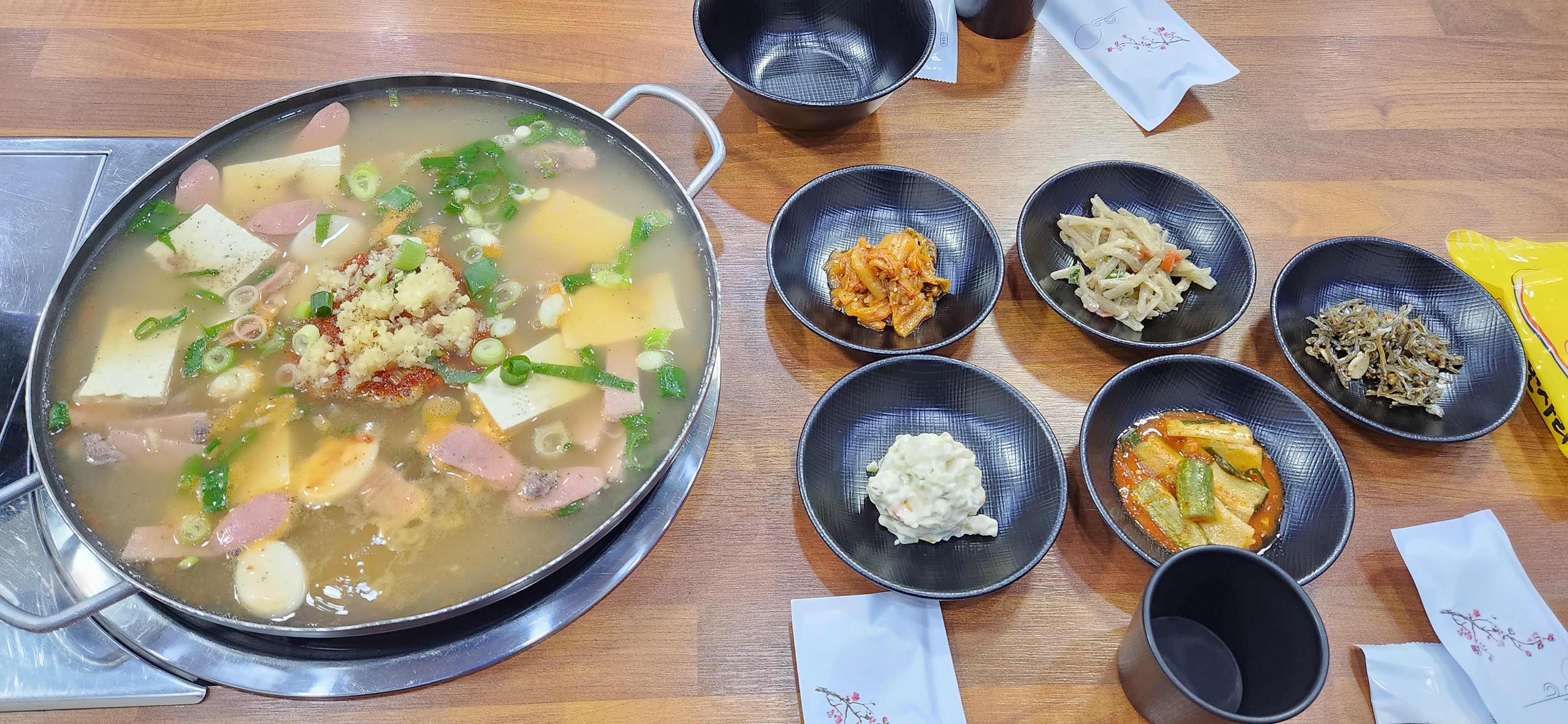 오징어 불고기와 함께 나온 부대찌개