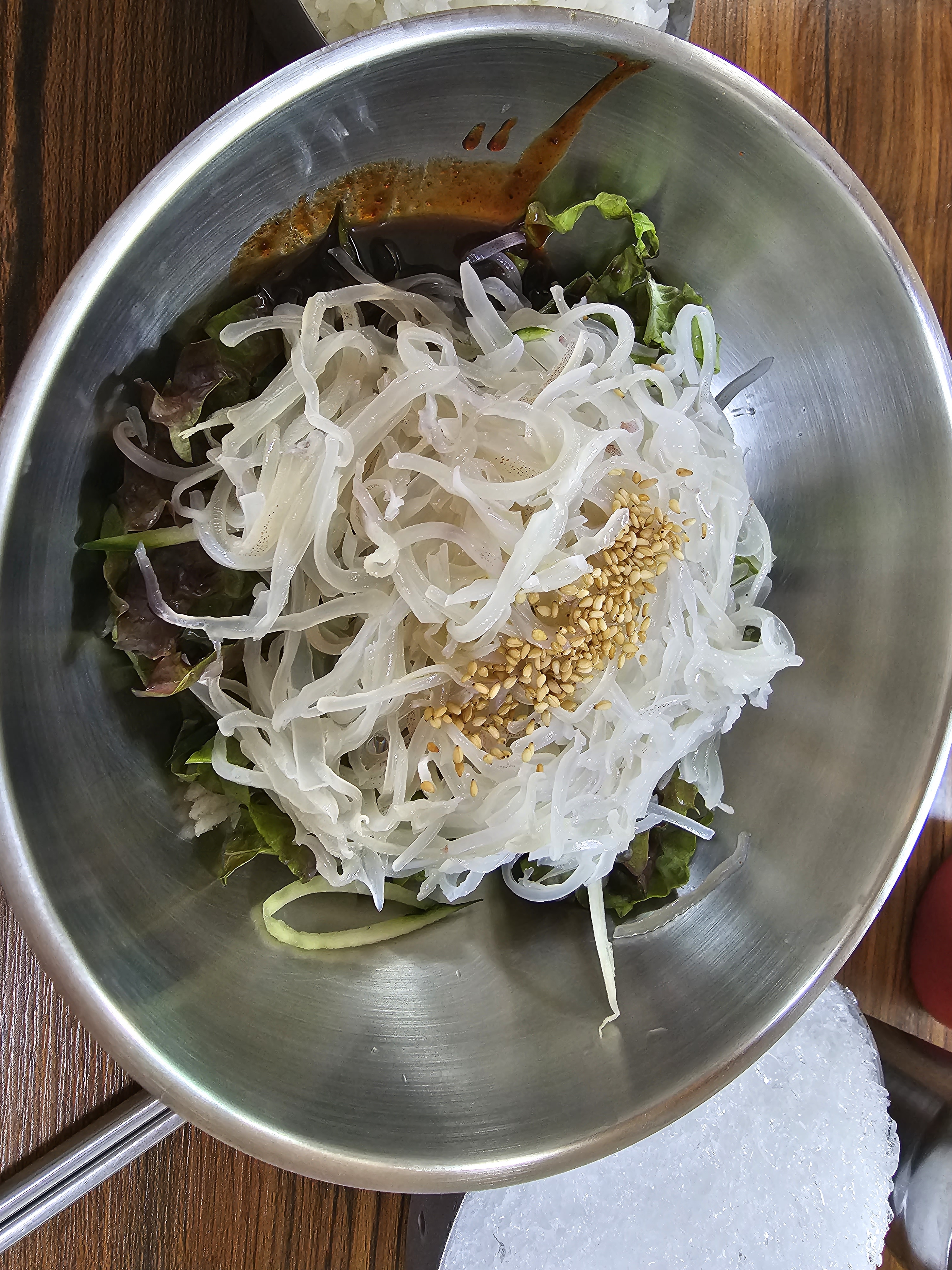 전체적으로 얇게 썰려서 회 씹는 맛을 좋아하는 사람은 맛있다고 못느낄수도 있을듯요. - 삼척항 맛집 신화횟집