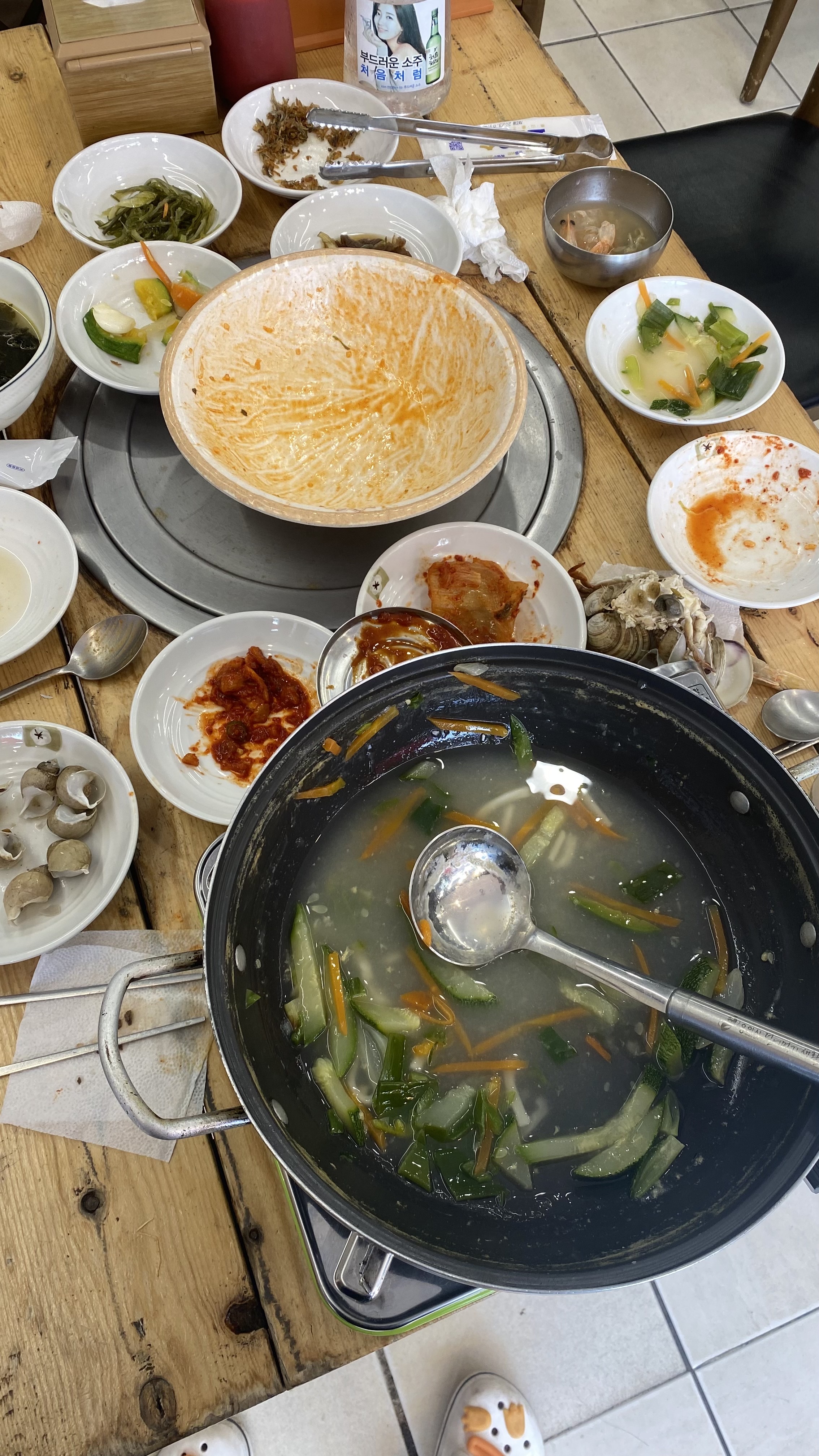 여기 진짜 강릉 올때마다 오는데 죽을거같아요 너무 맛있어요 ㅠㅠㅠㅠㅠㅜ칼국수랑 회덮밥 지려
