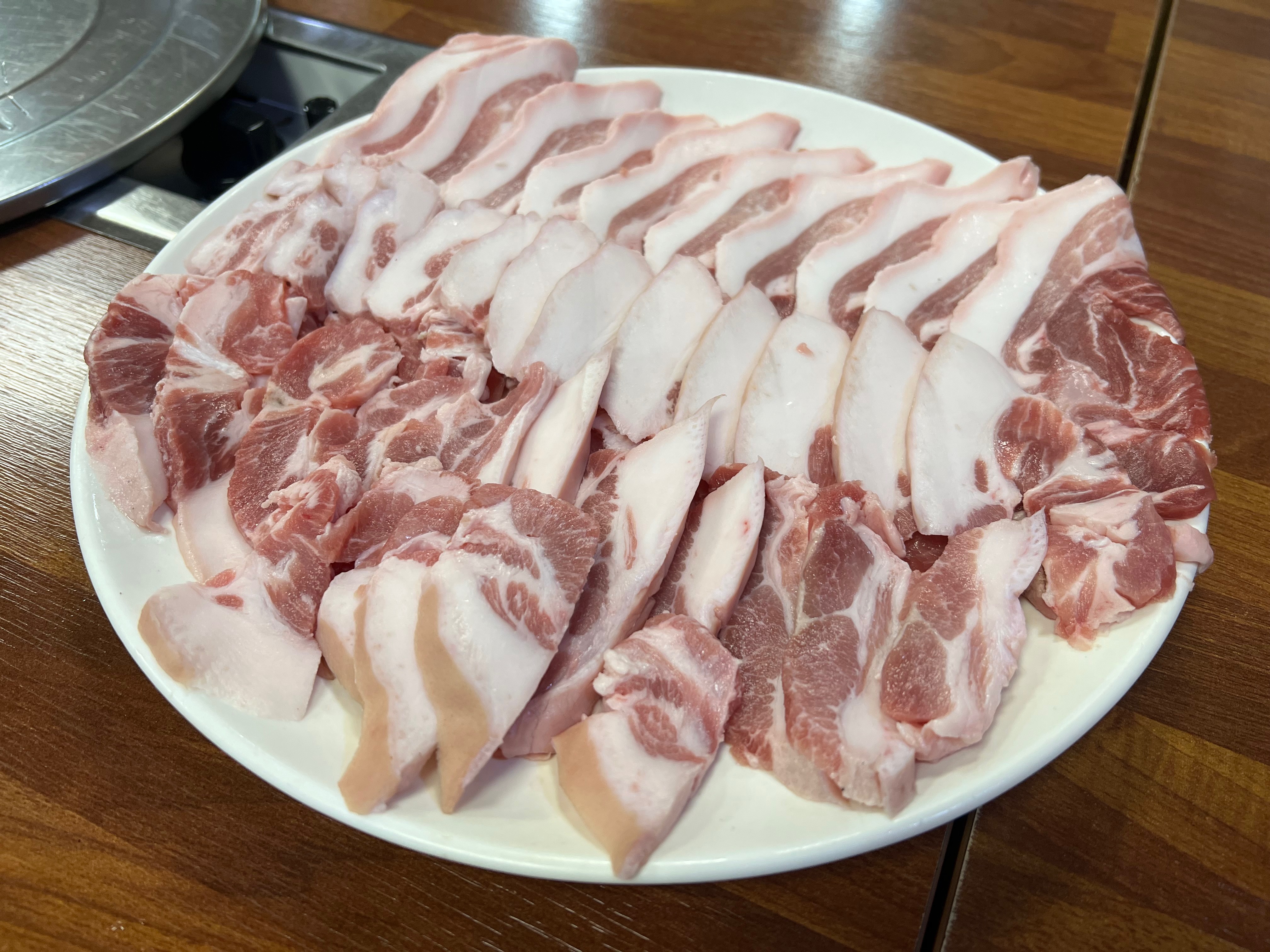부산역 광장에서 길 건너 오르다 초량2동사무소 맞은편 골목으로 들어가면 나오는 뒷고기 전문