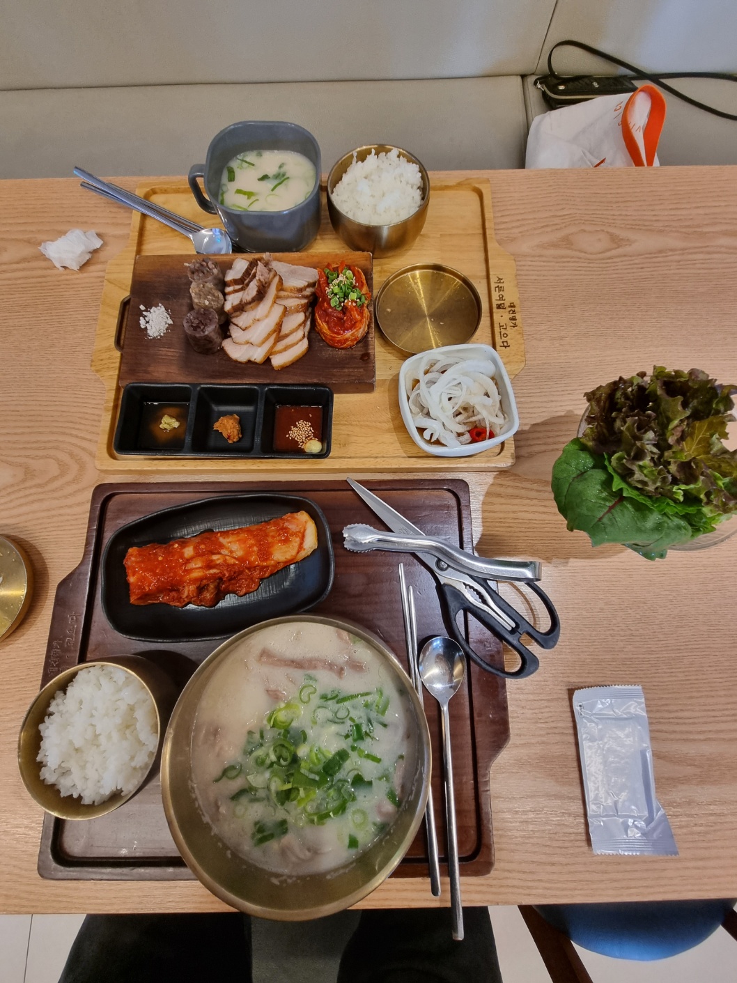 보쌈이 화덕구이라서 돼지냄새에 민감한분들도 맛있게 드실수있고~~ 반찬셀프바라서 쌈이