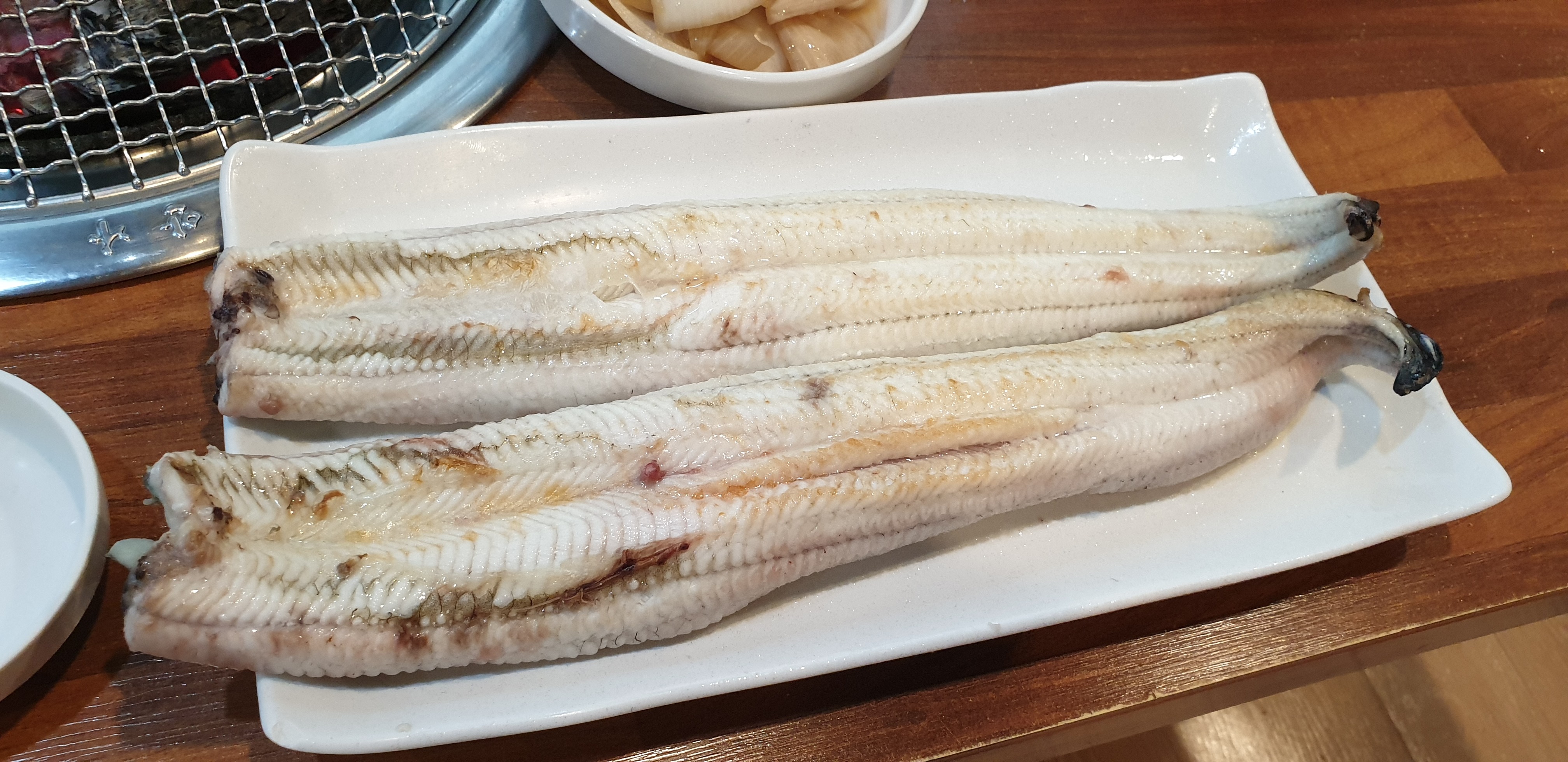 초벌구이 된 장어